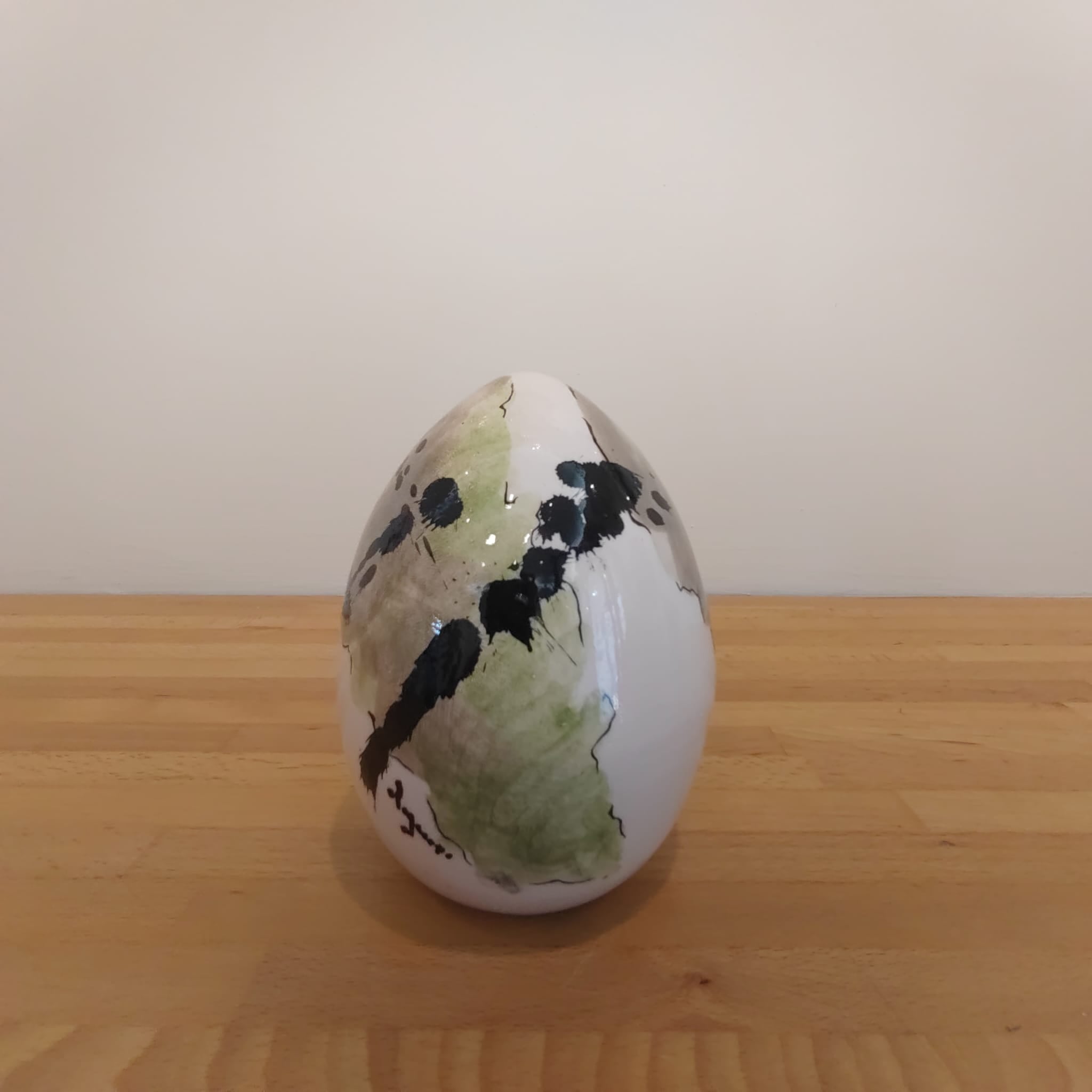 Uovo di Pasqua in ceramica moderna decorata a mano 13 cm