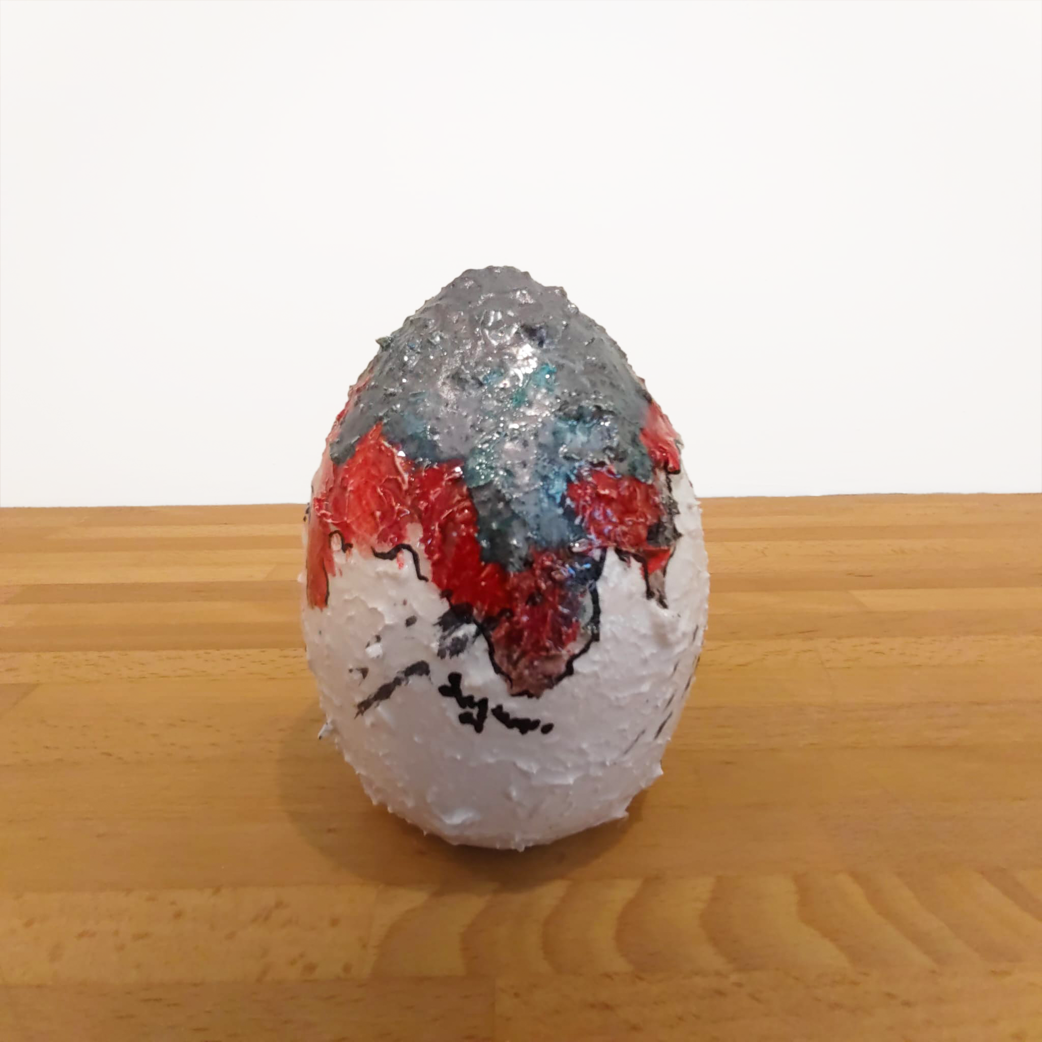 Uova di Pasqua effetto martellato con decorazione moderna 13 cm