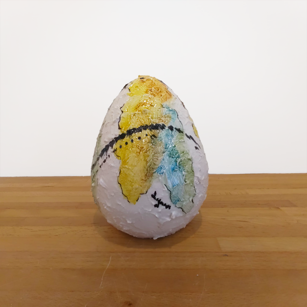 Uova di Pasqua effetto martellato con decorazione moderna 17 cm