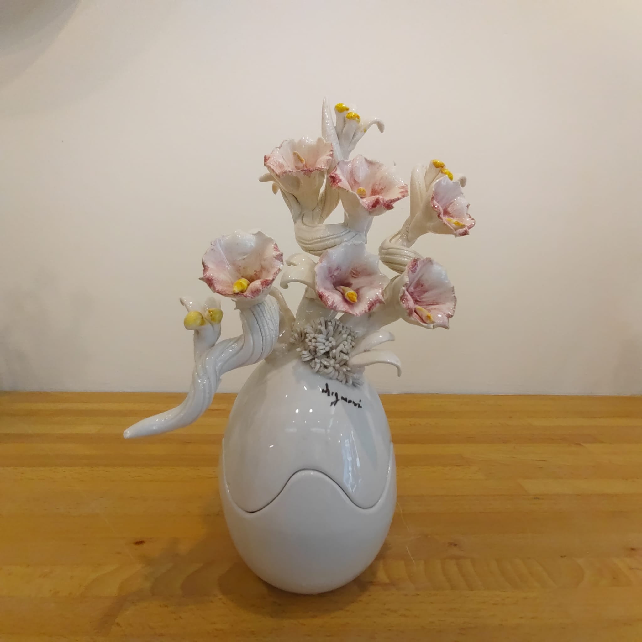 Uovo di Pasqua finitura lucida con fiori scultorei 26 cm