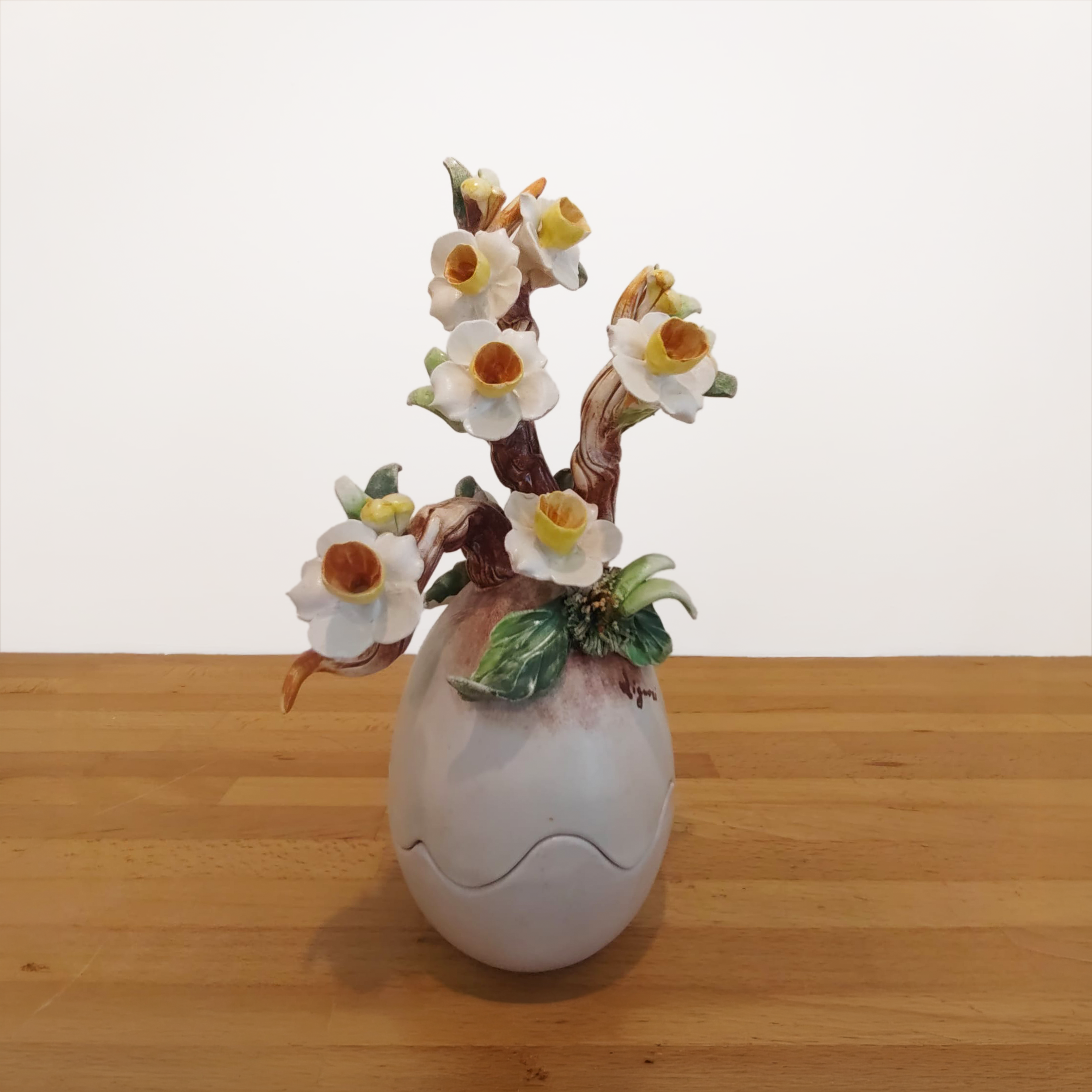Uovo di Pasqua finitura opaca con fiori scultorei 26 cm