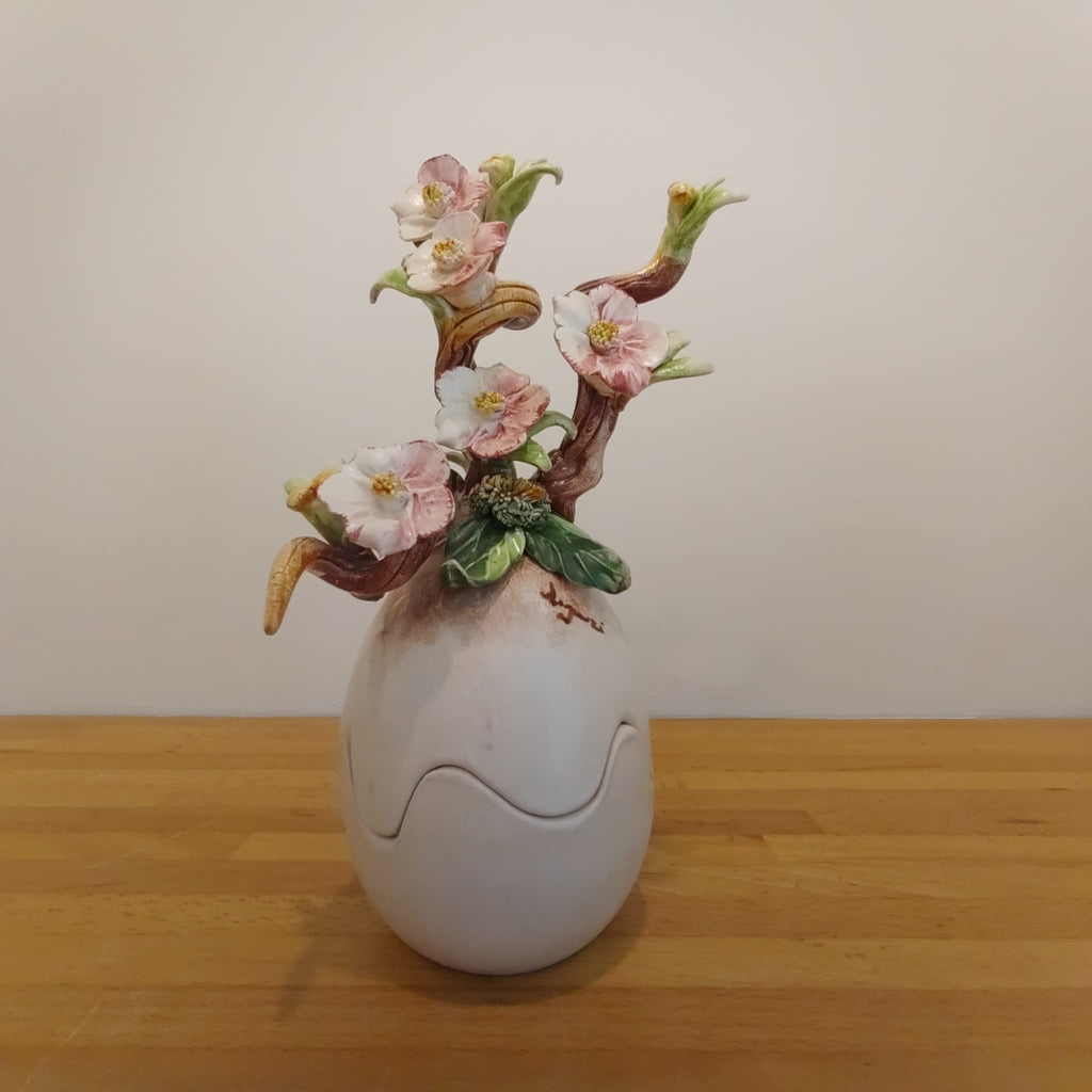 Uovo di Pasqua finitura opaca con fiori scultorei 26 cm