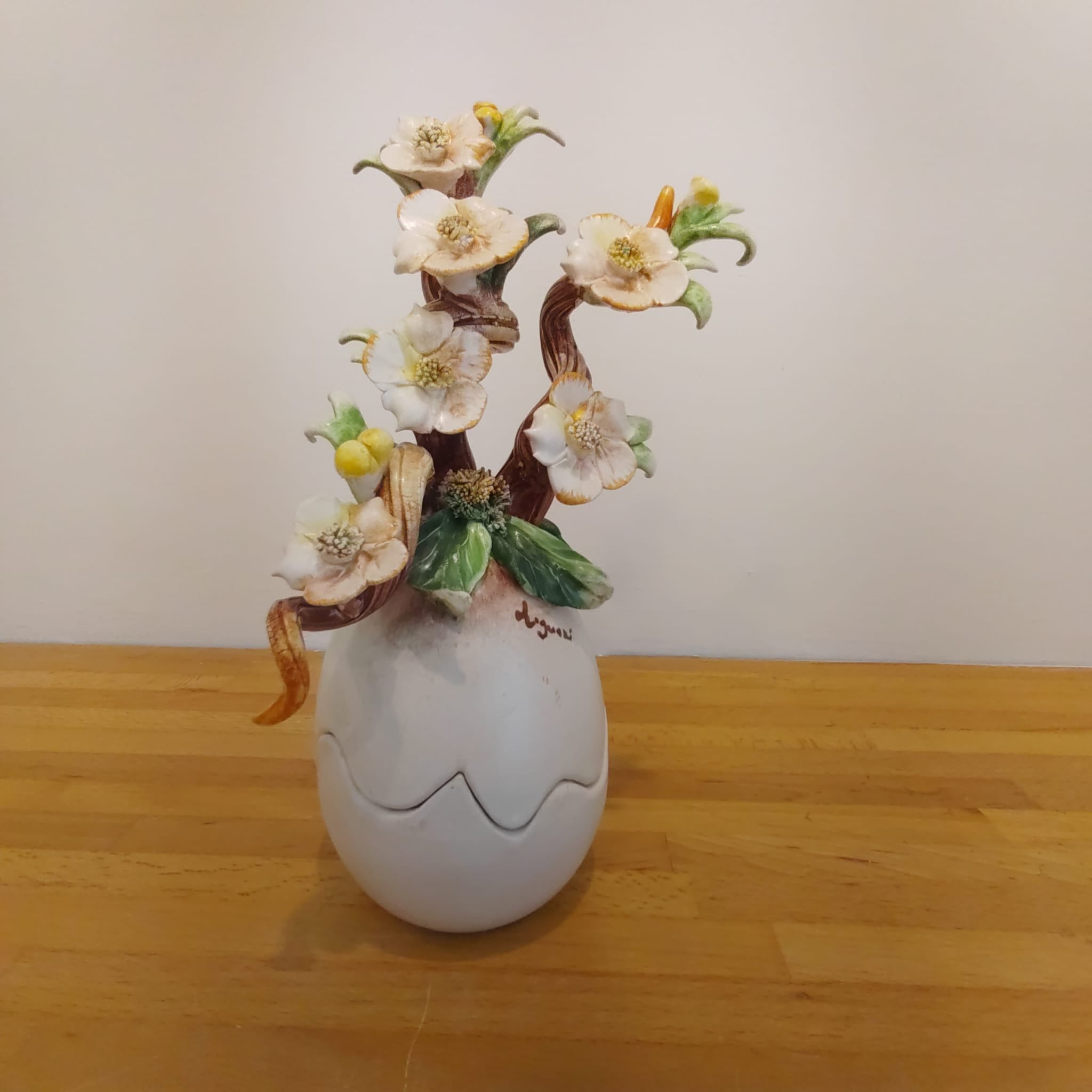 Uovo di Pasqua finitura opaca con fiori scultorei 26 cm