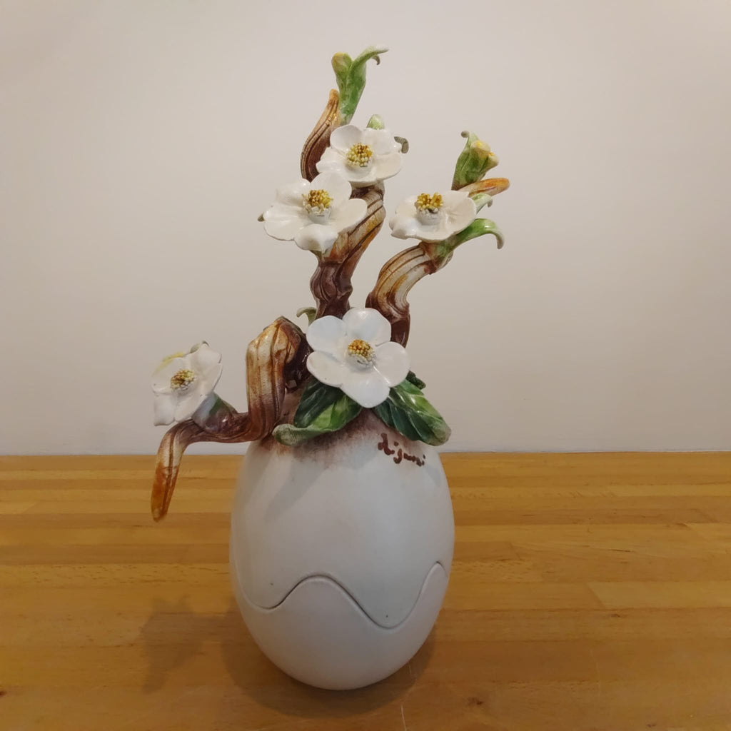 Uovo di Pasqua finitura opaca con fiori scultorei 26 cm