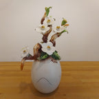 Uovo di Pasqua finitura opaca con fiori scultorei 26 cm