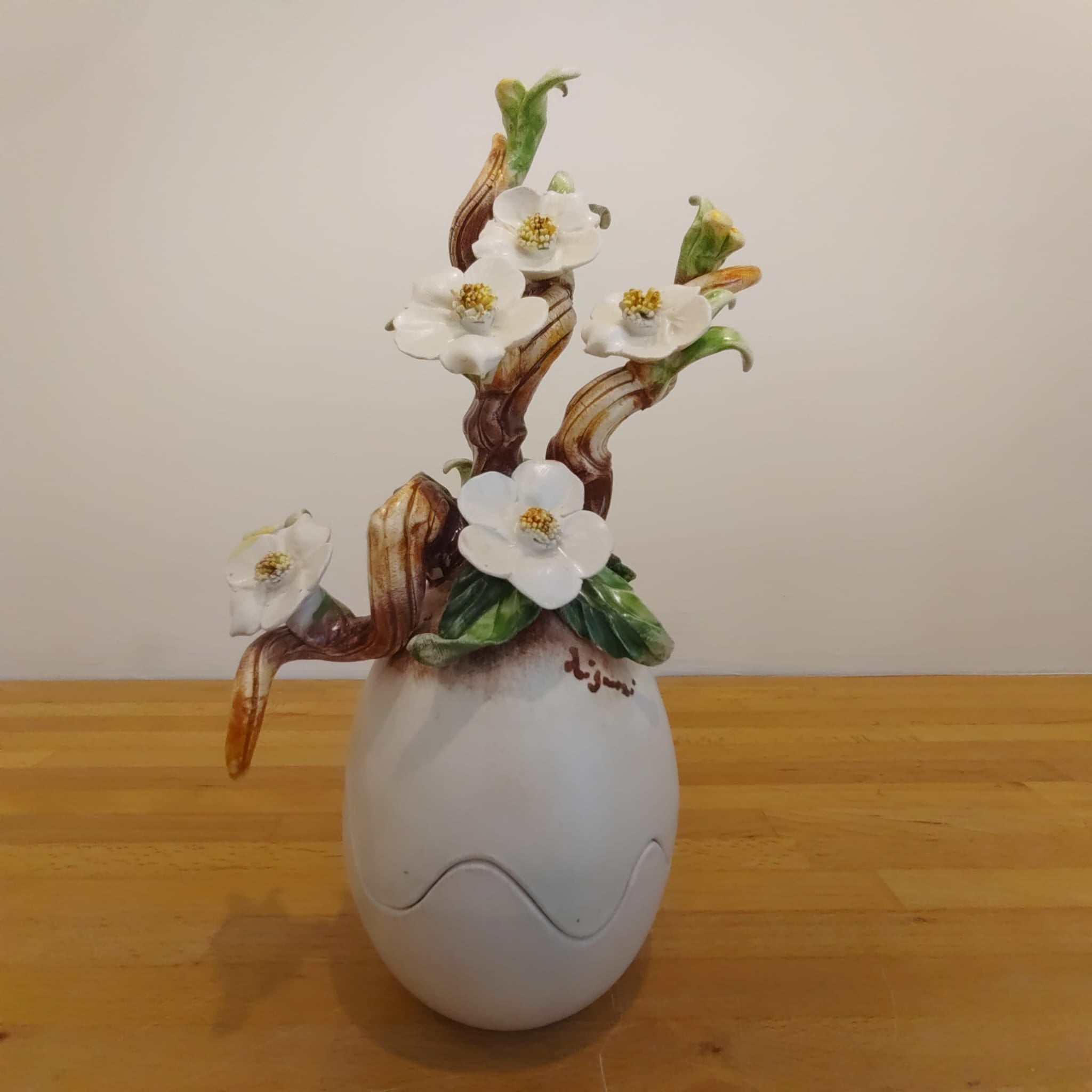 Uovo di Pasqua finitura opaca con fiori scultorei 26 cm