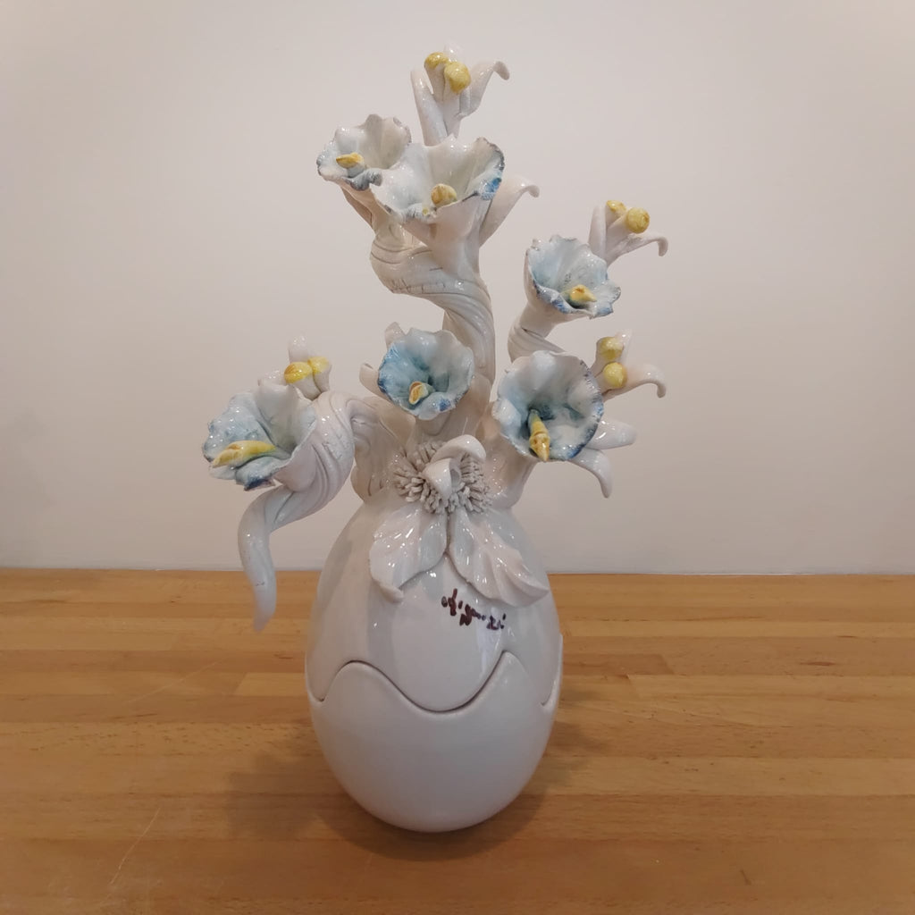 Uovo di Pasqua finitura lucida con fiori scultorei 26 cm
