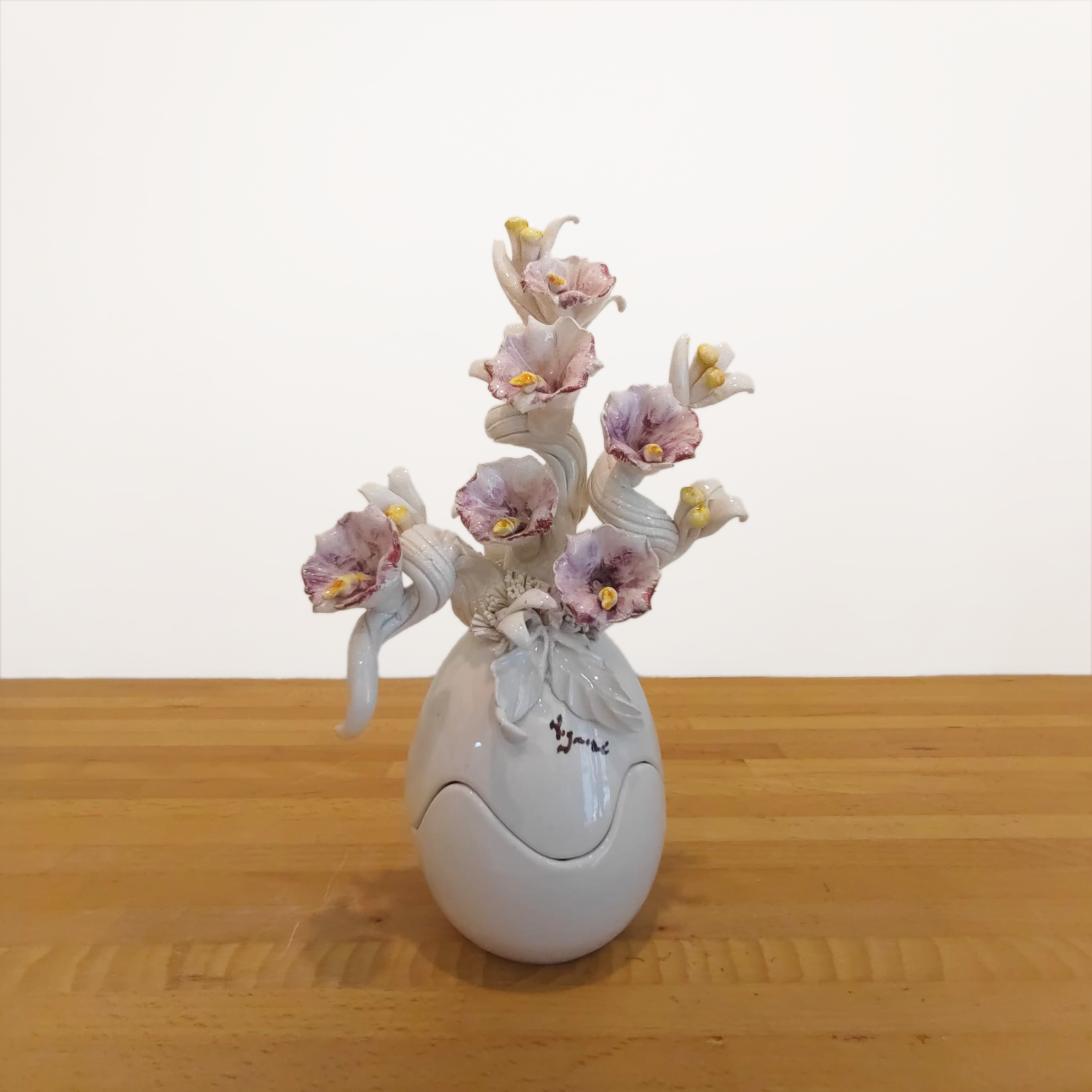 Uovo di Pasqua finitura lucida con fiori scultorei 26 cm