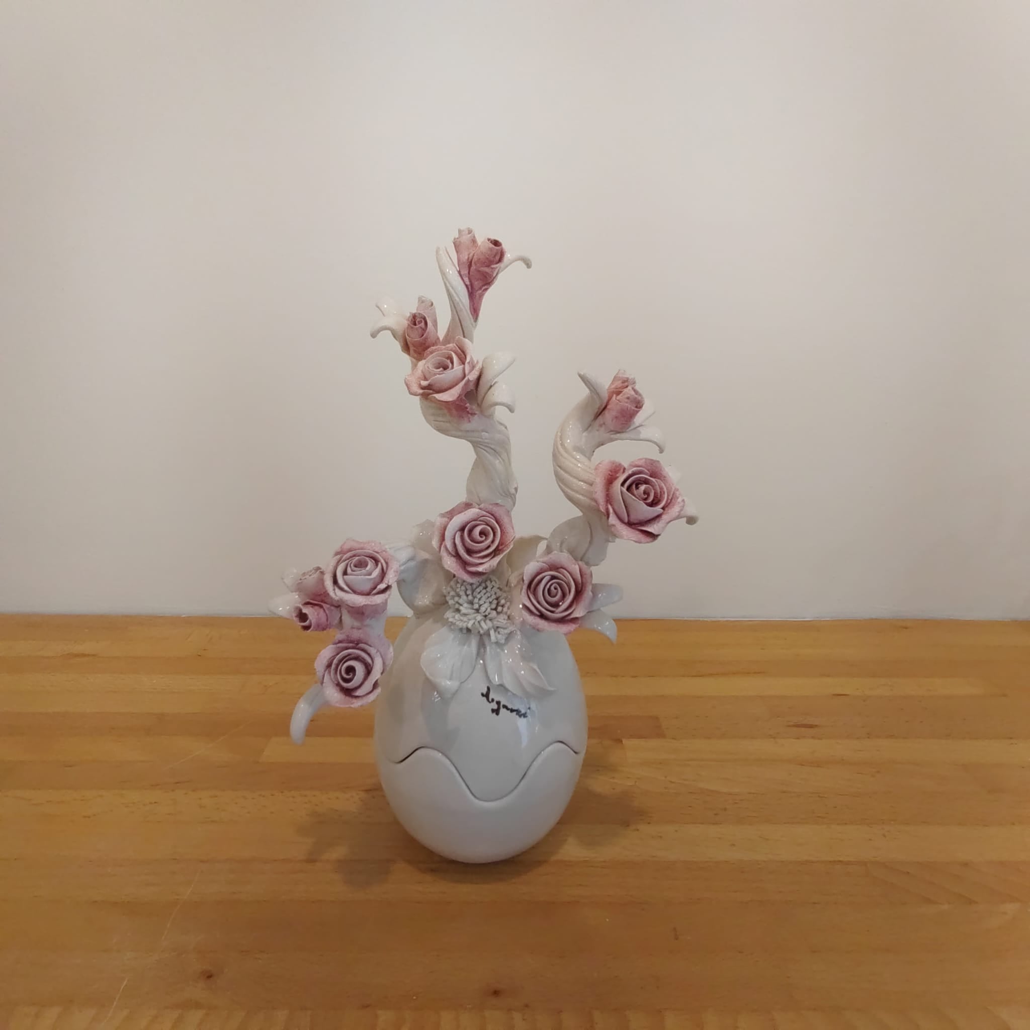Uovo di Pasqua finitura lucida con fiori scultorei 26 cm