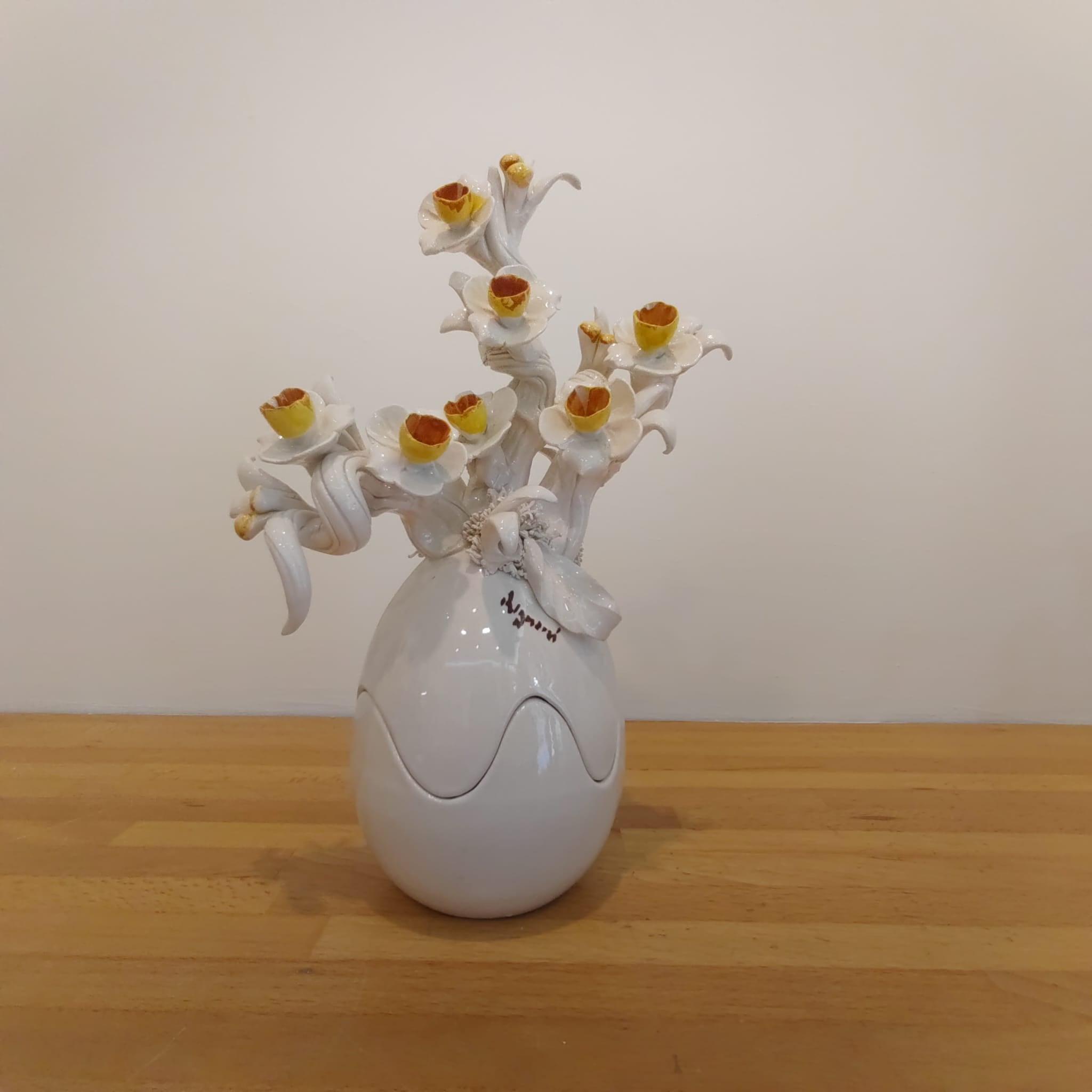 Uovo di Pasqua finitura lucida con fiori scultorei 26 cm
