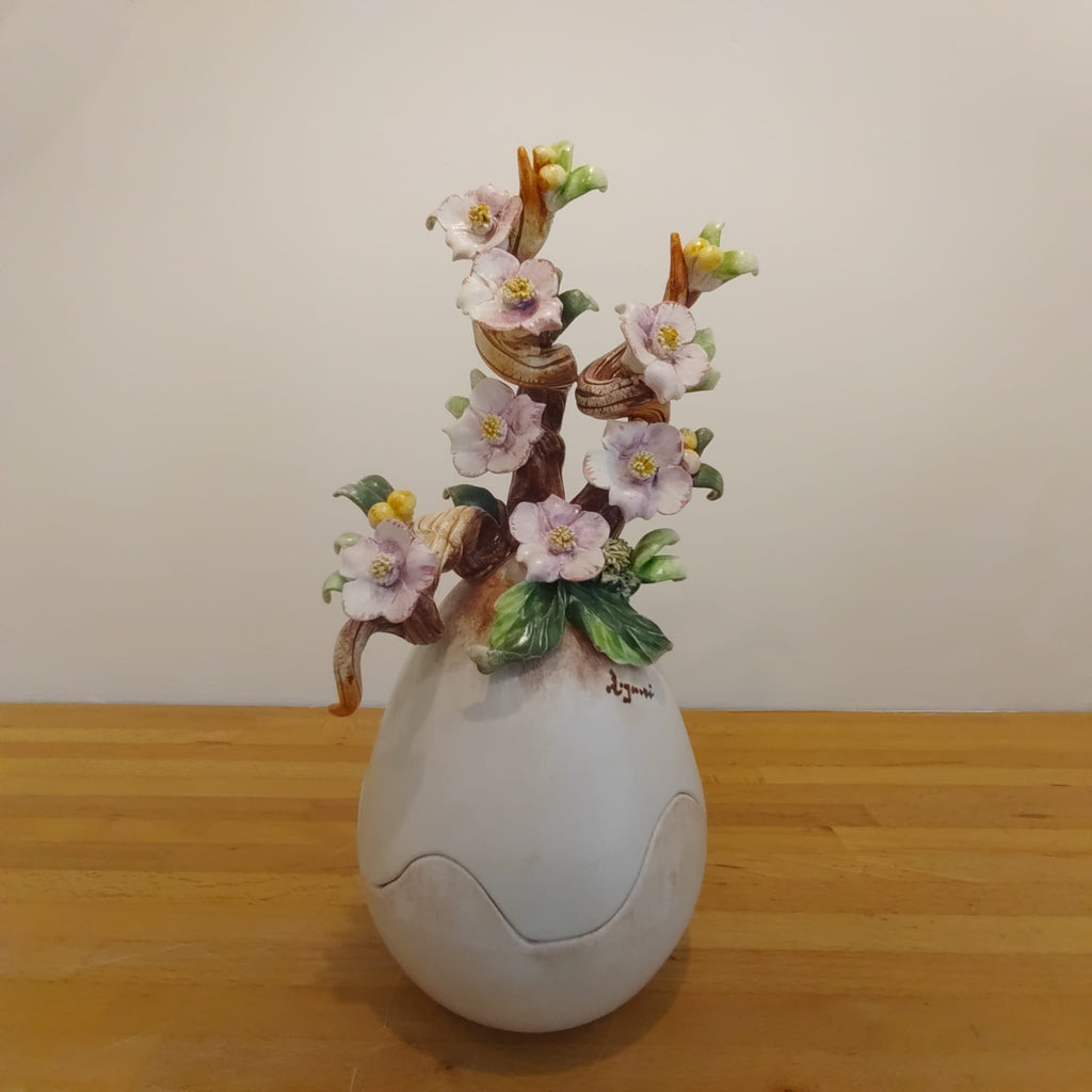 Uovo di Pasqua finitura opaca con fiori scultorei 31 cm