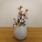 Uovo di Pasqua finitura opaca con fiori scultorei 31 cm