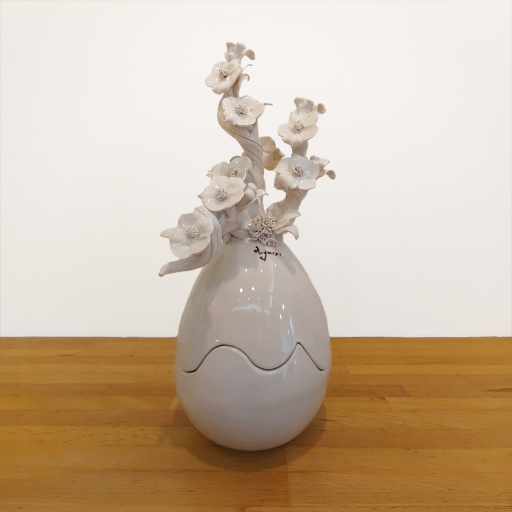 Uovo di Pasqua finitura lucida con fiori scultorei 31 cm