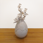 Uovo di Pasqua finitura lucida con fiori scultorei 31 cm