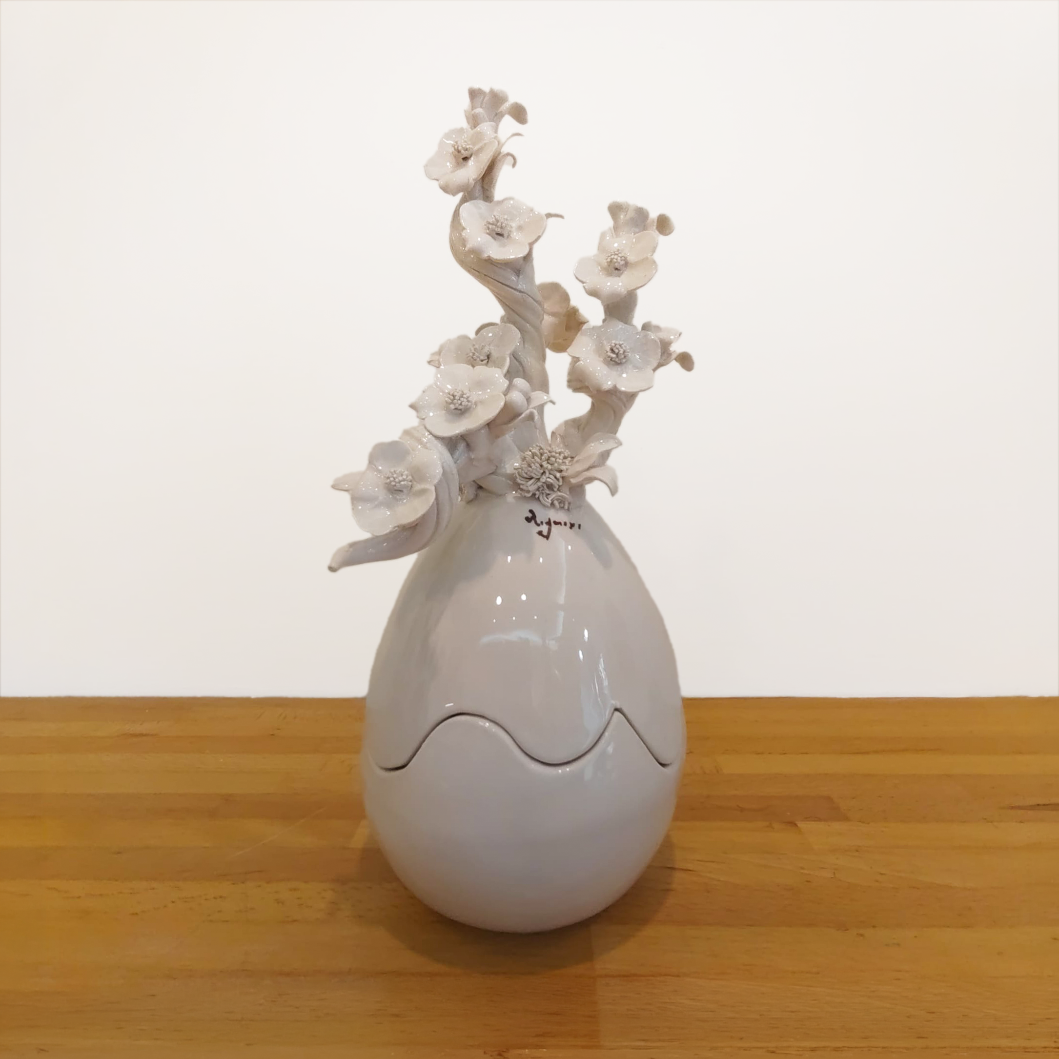 Uovo di Pasqua finitura lucida con fiori scultorei 31 cm