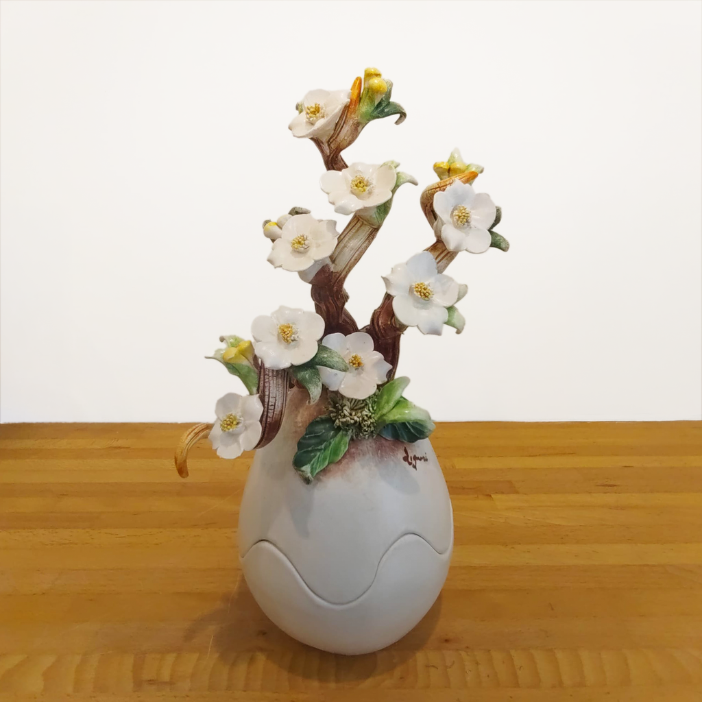 Uovo di Pasqua finitura opaca con fiori scultorei 31 cm