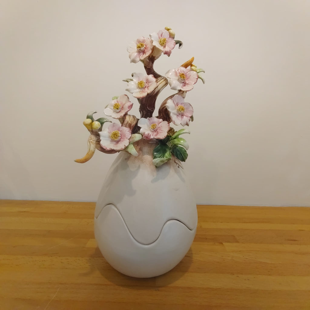 Uovo di Pasqua finitura opaca con fiori scultorei 31 cm