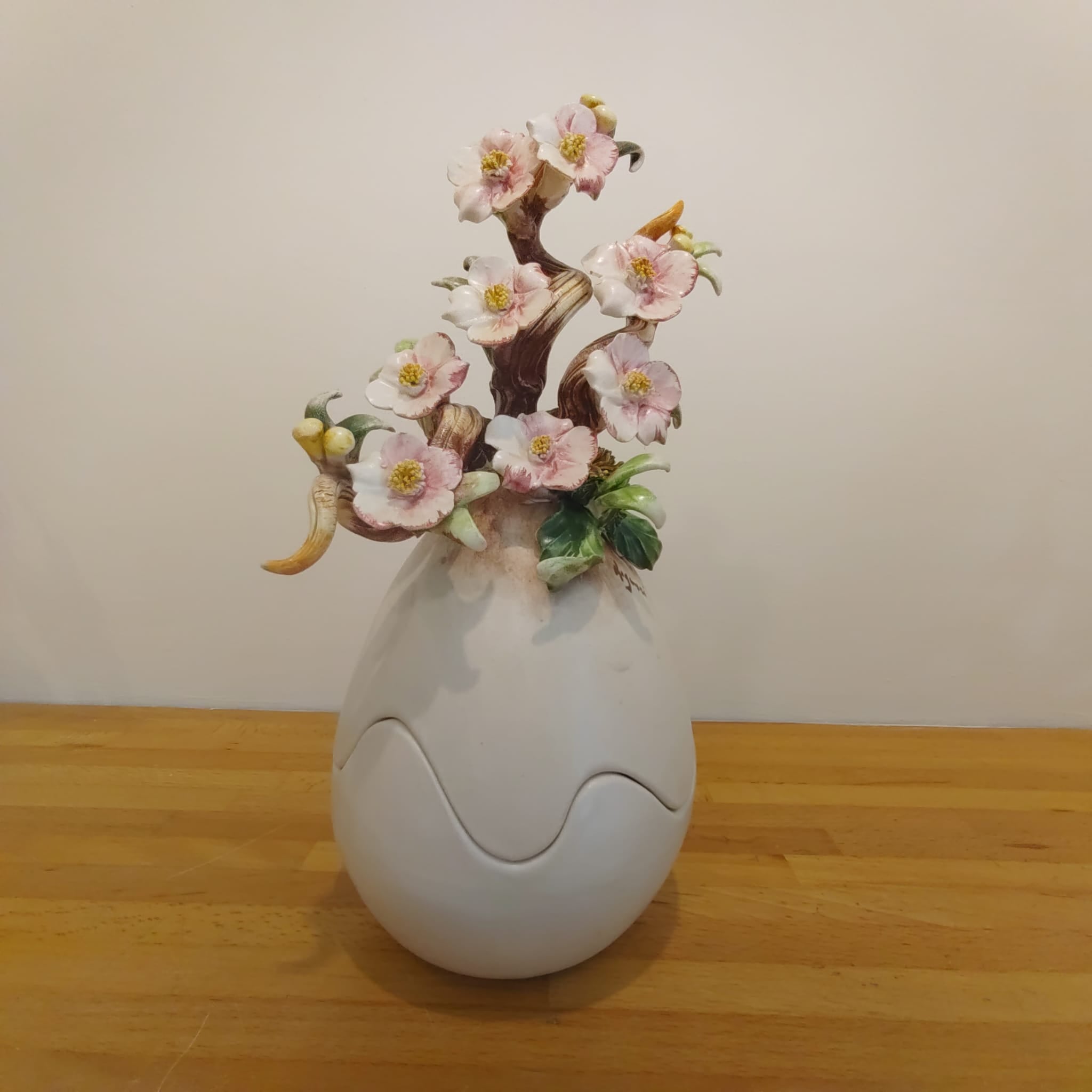 Uovo di Pasqua finitura opaca con fiori scultorei 31 cm