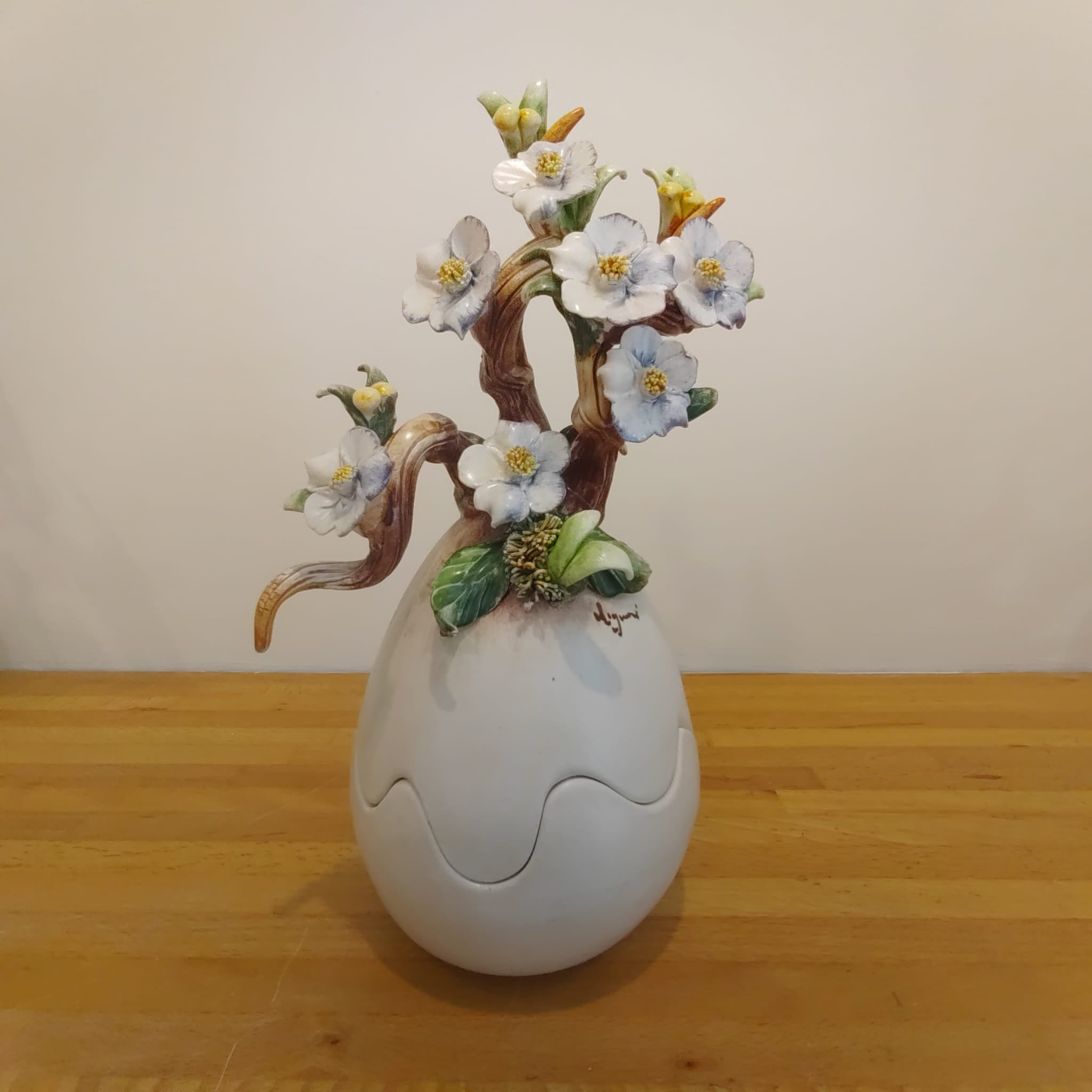 Uovo di Pasqua finitura opaca con fiori scultorei 31 cm
