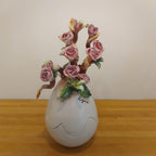 Uovo di Pasqua finitura opaca con fiori scultorei 31 cm