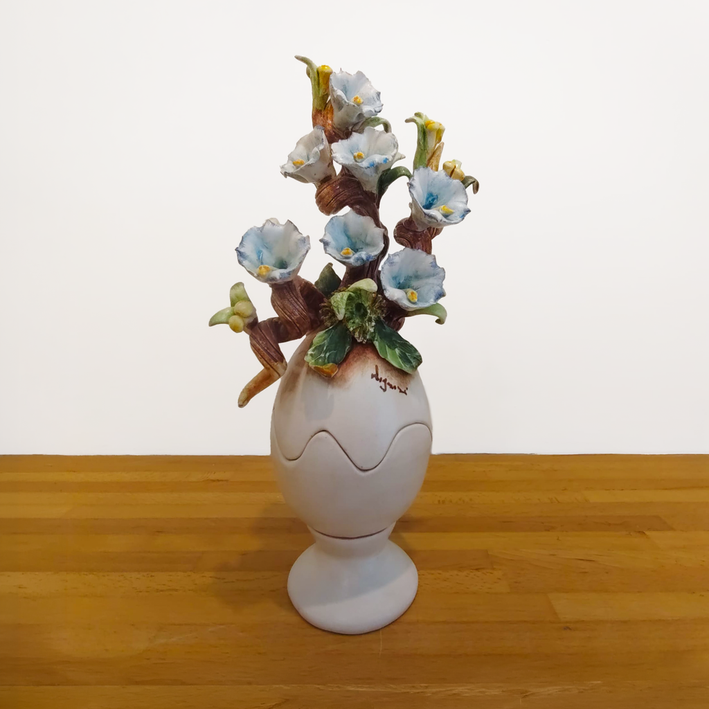 Uovo di Pasqua in ceramica finitura opaca con base e fiori scultorei