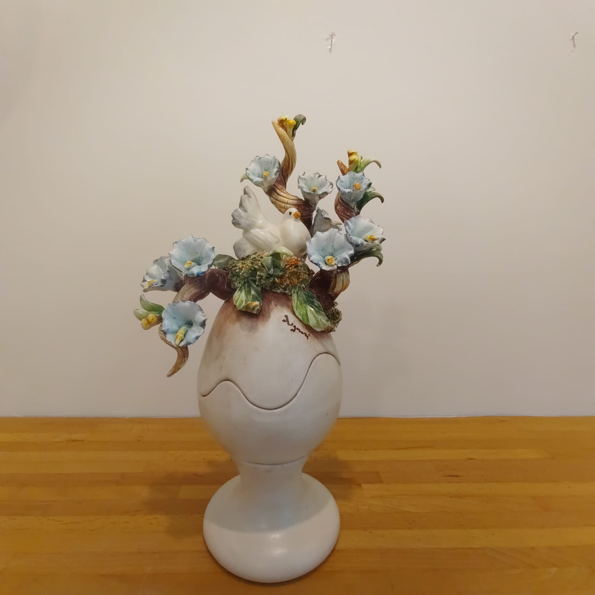 Uovo di Pasqua finitura opaca con tortorella e fiori scultorei