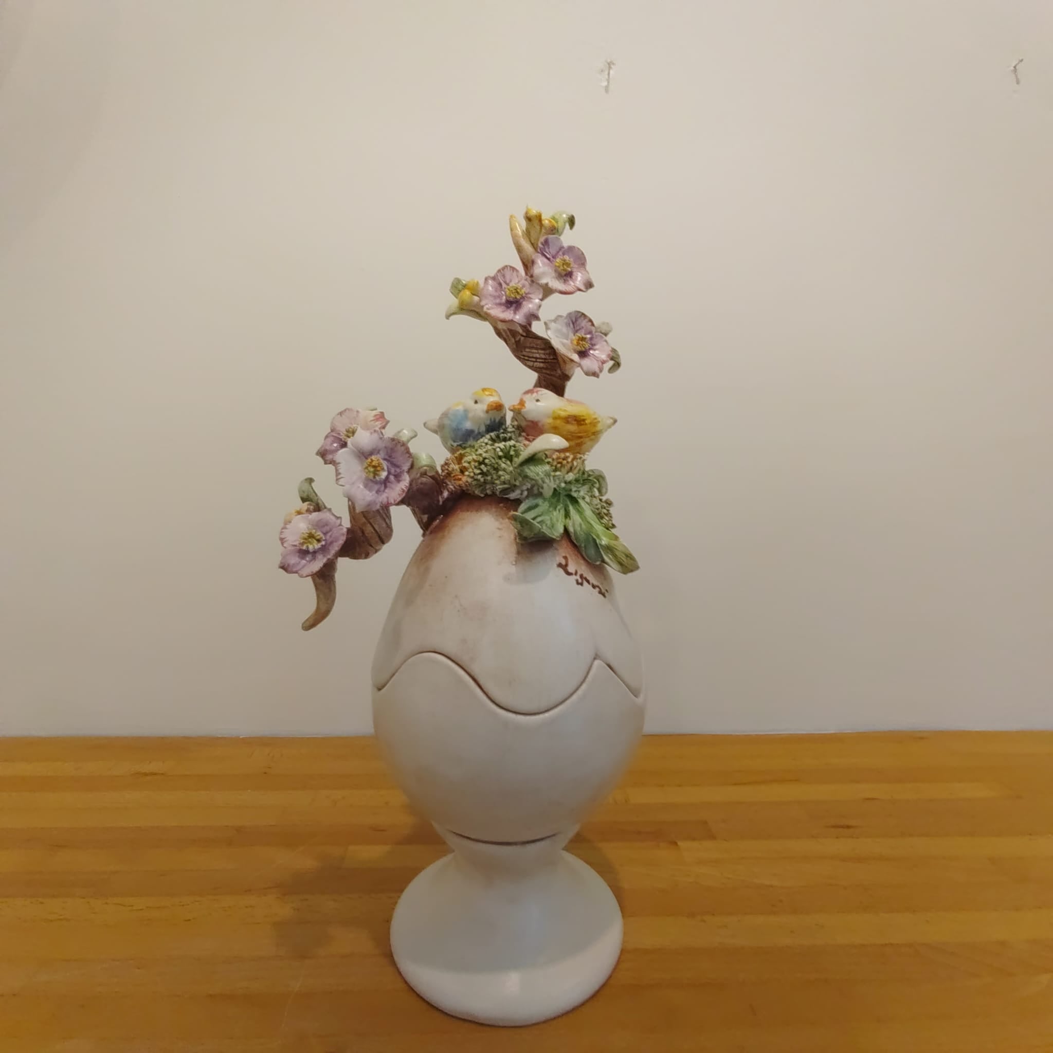 Uovo di Pasqua finitura opaca con tortorella e fiori scultorei