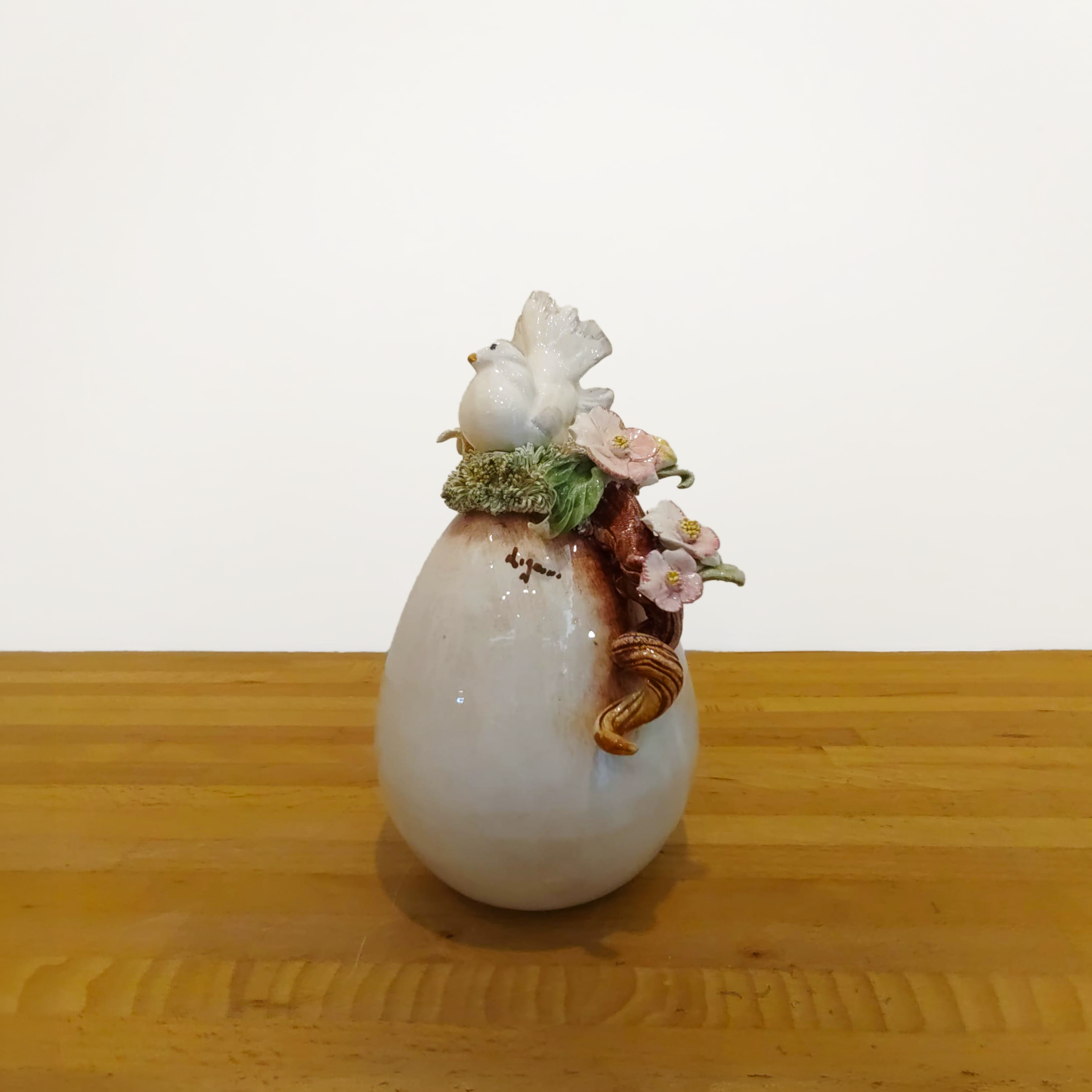 Uovo di Pasqua finitura lucida con tortorella e fiori scultorei