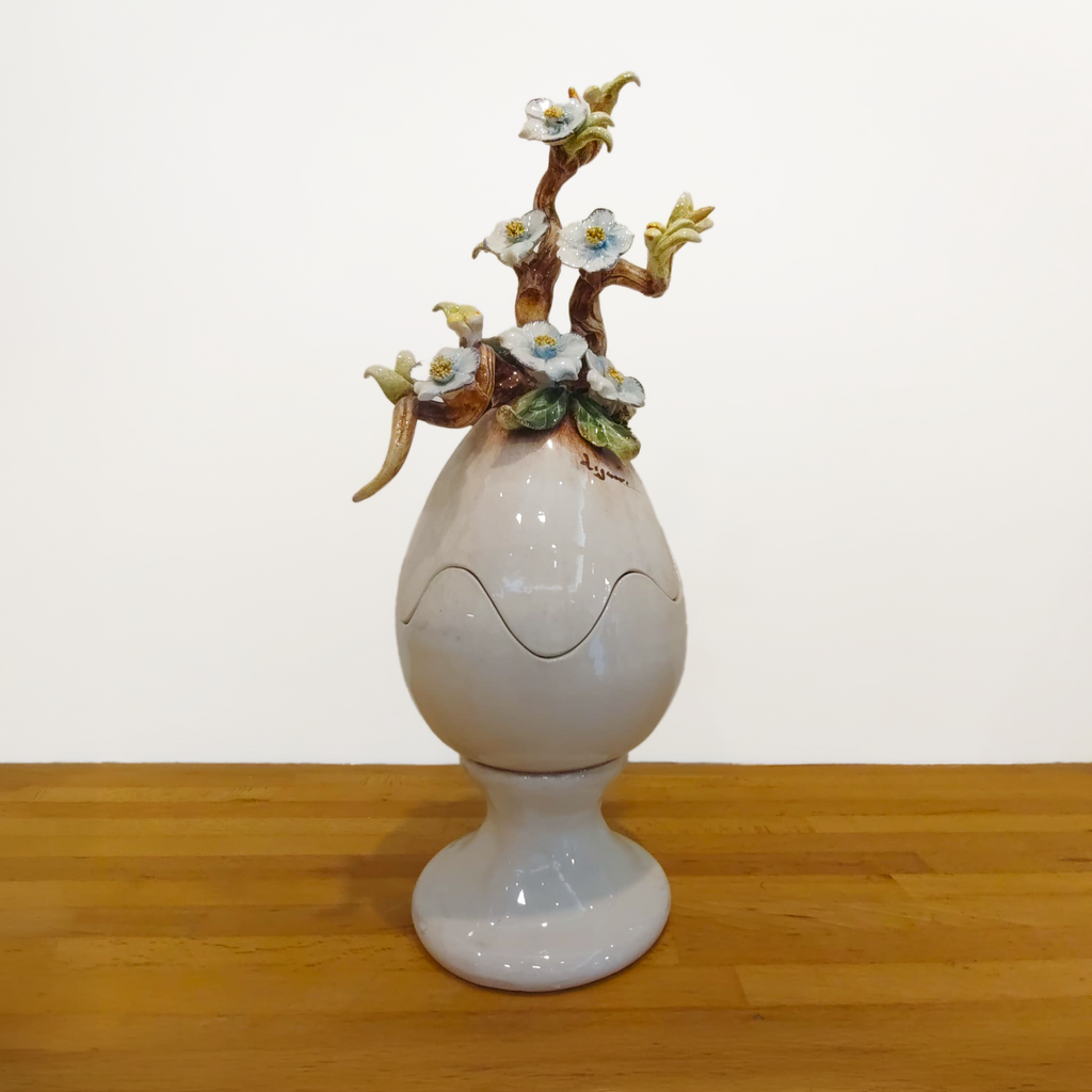 Uovo di Pasqua finitura lucida con base e fiori scultorei dipinti 38 cm
