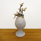 Uovo di Pasqua finitura lucida con base e fiori scultorei dipinti 38 cm
