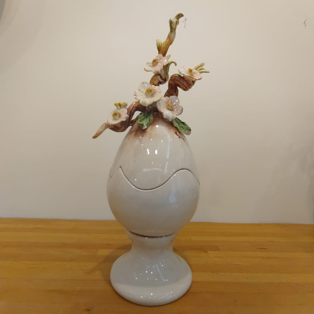 Uovo di Pasqua finitura lucida con base e fiori scultorei dipinti 38 cm