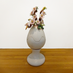 Uovo di Pasqua finitura opaca con base e fiori scultorei dipinti 38 cm