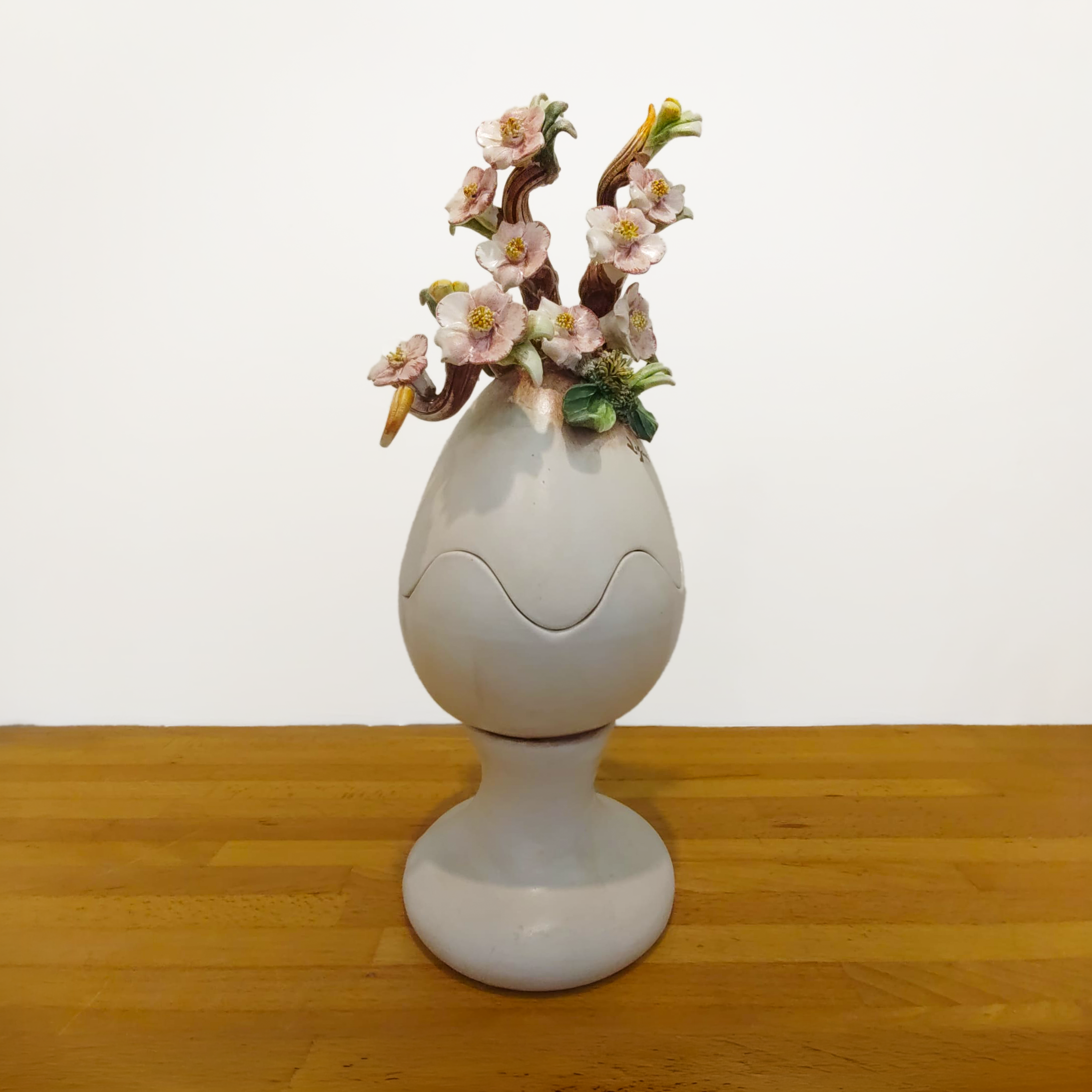 Uovo di Pasqua finitura opaca con base e fiori scultorei dipinti 38 cm