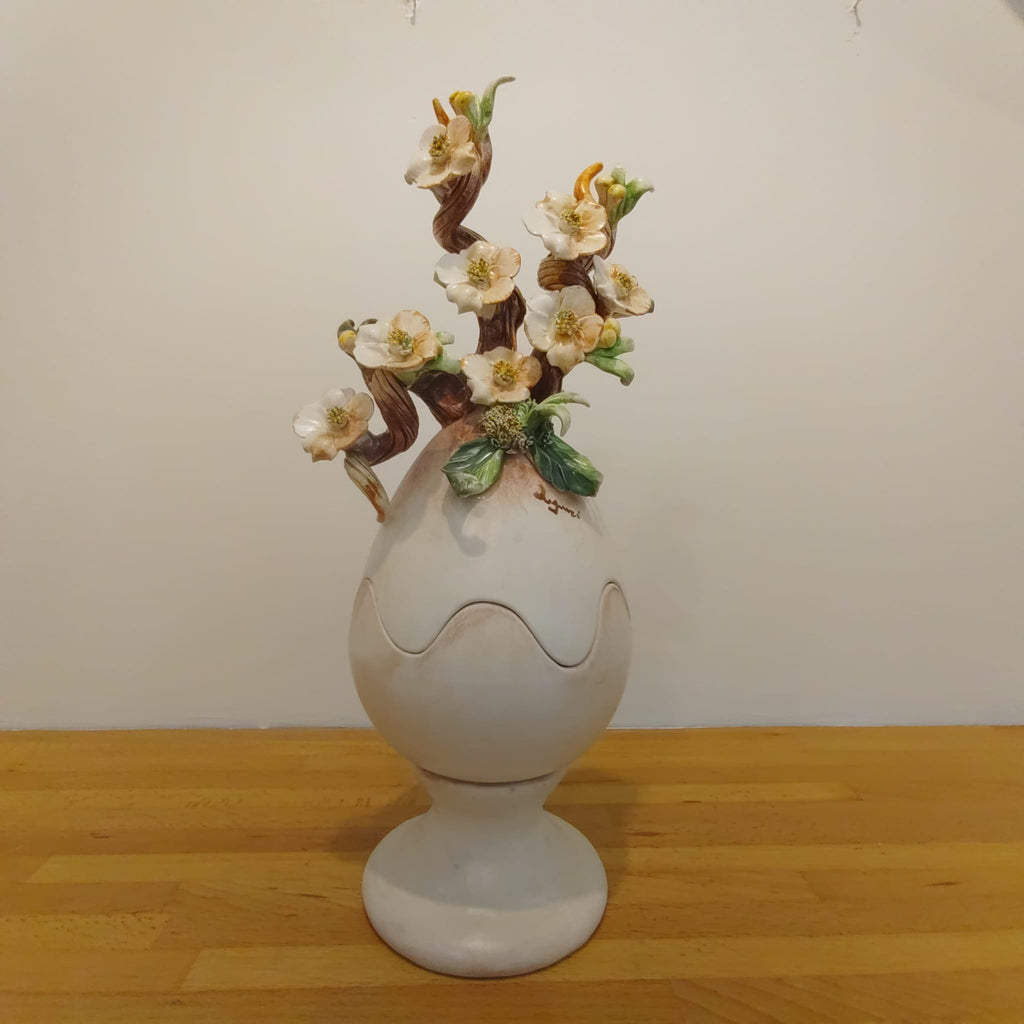 Uovo di Pasqua finitura opaca con base e fiori scultorei dipinti 38 cm
