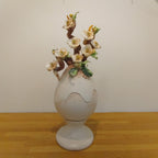 Uovo di Pasqua finitura opaca con base e fiori scultorei dipinti 38 cm