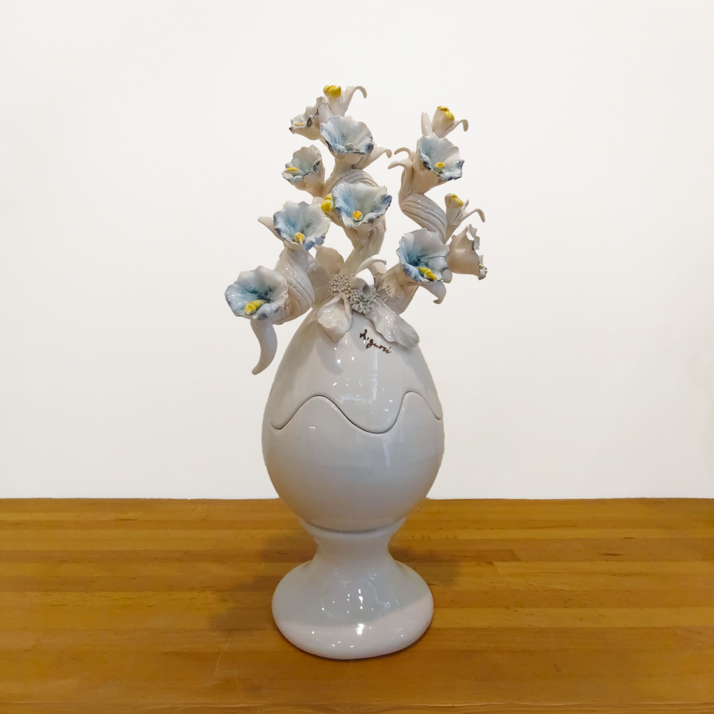 Uovo di Pasqua in ceramica finitura lucida con base e fiori scultorei 38 cm