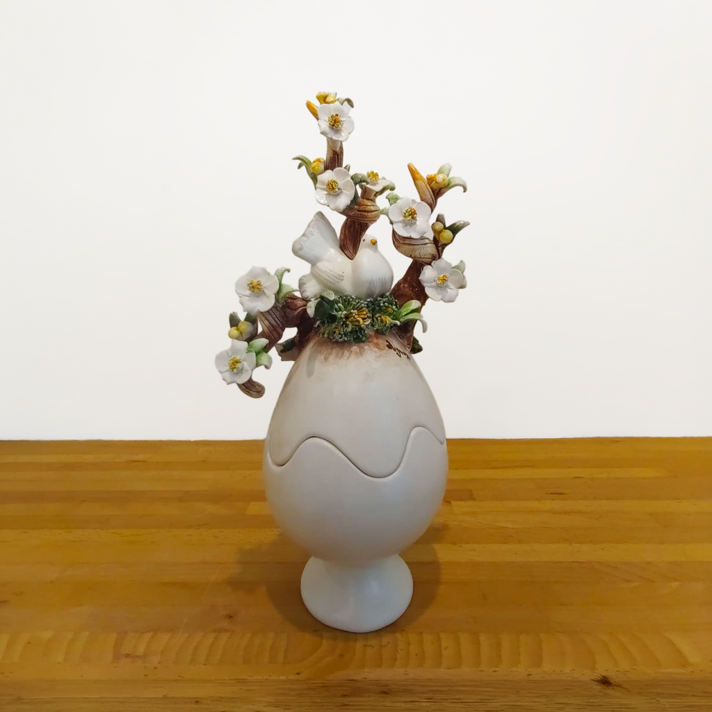 Uovo di Pasqua finitura opaca con tortorella e fiori scultorei