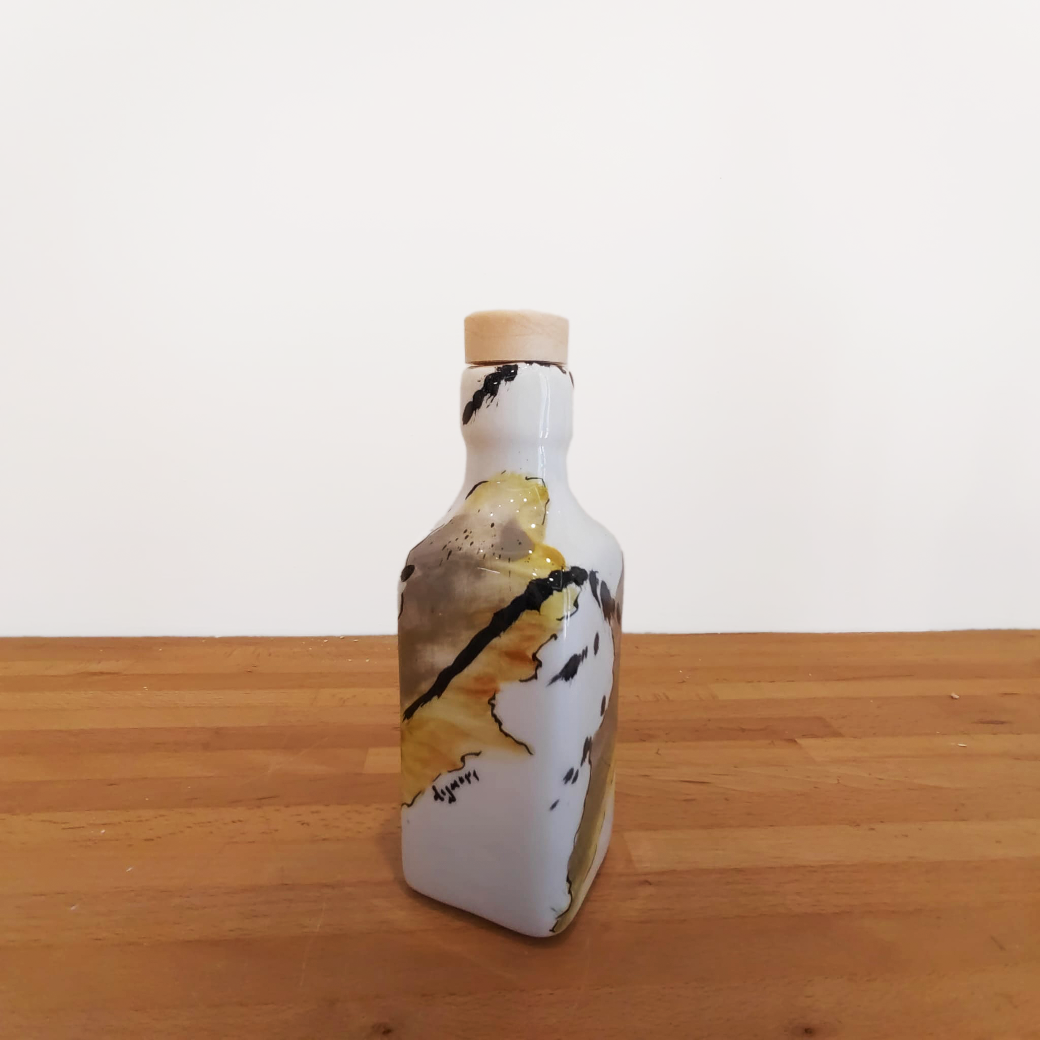 Bottiglia bassa in ceramica artigianale dipinta a mano