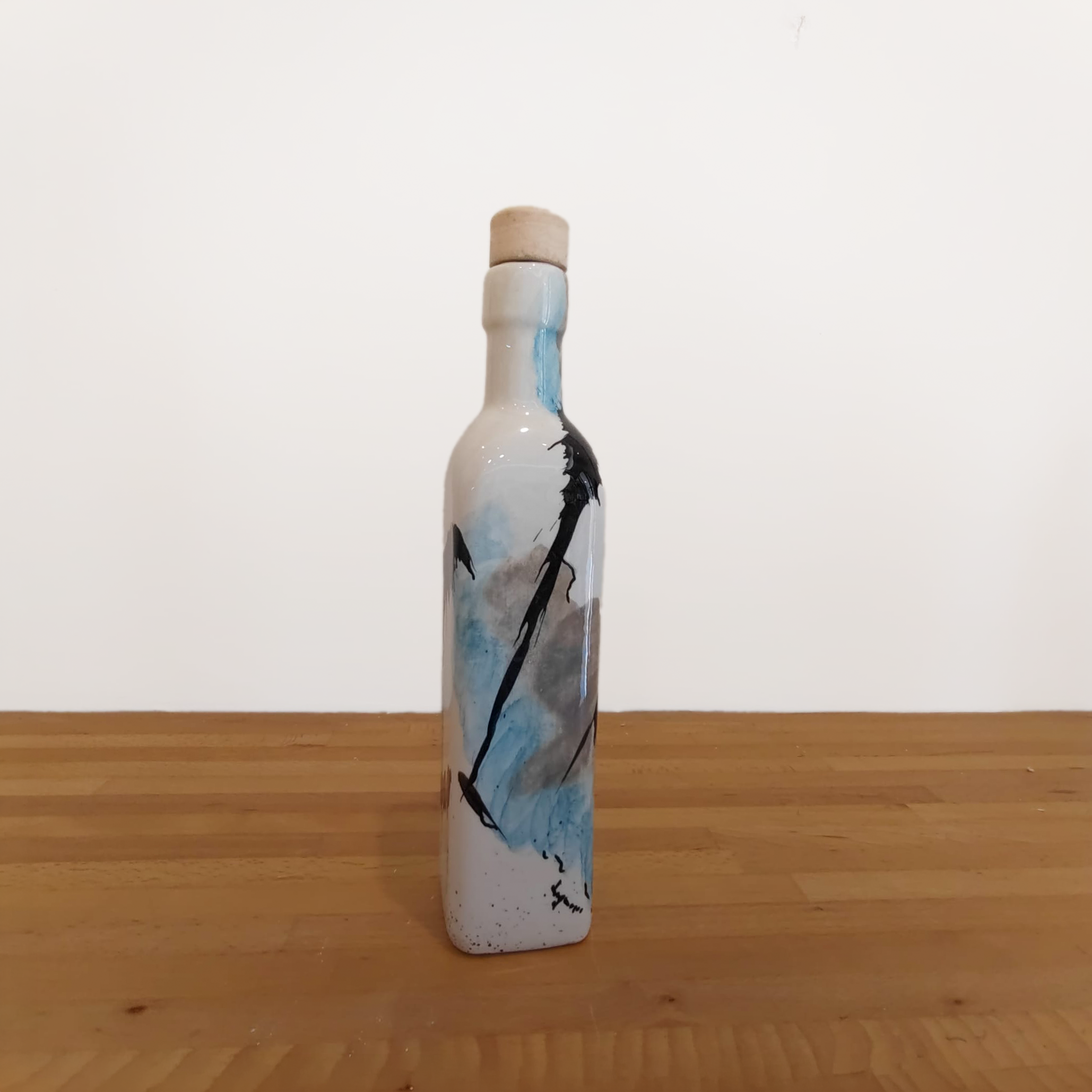 Bottiglia alta in ceramica artigianale dipinta a mano