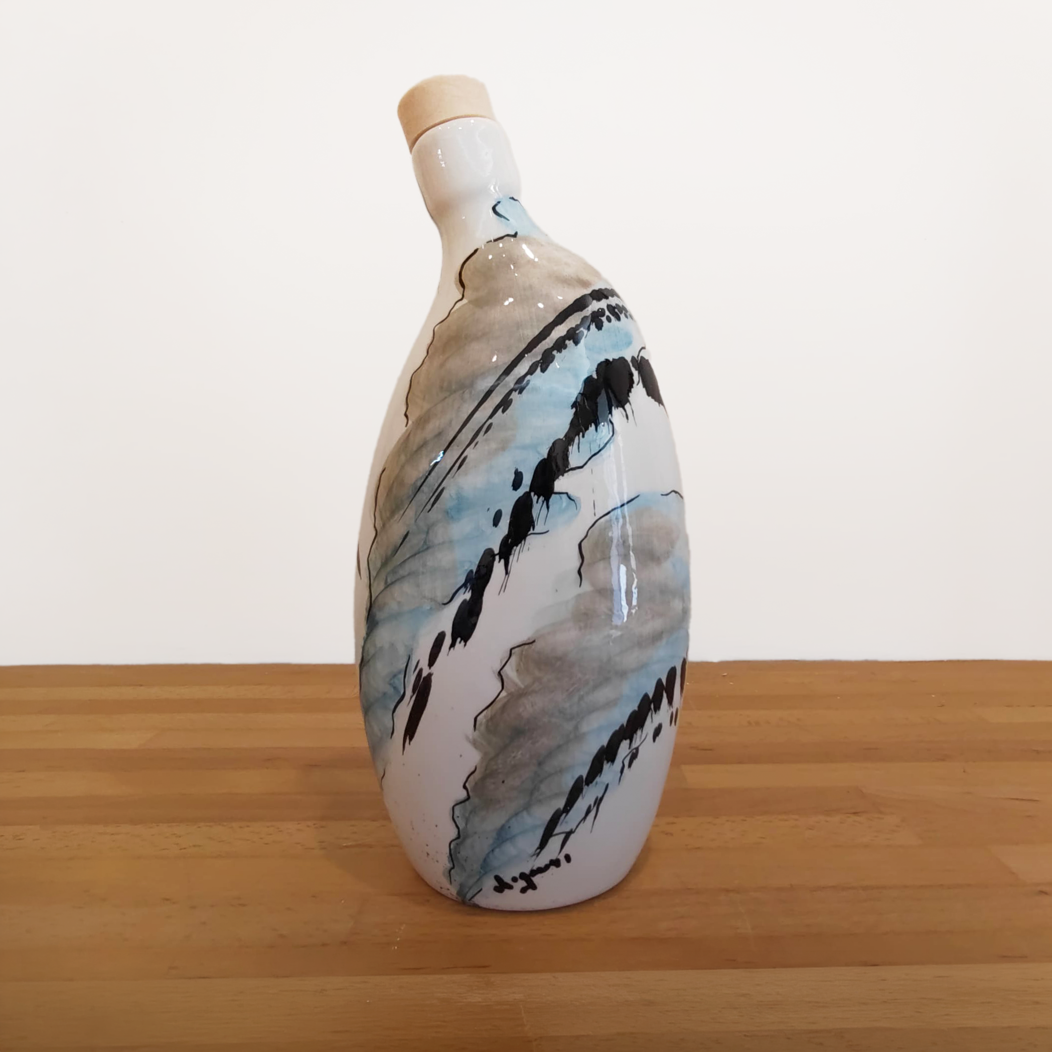 Bottiglia in ceramica artigianale dipinta a mano
