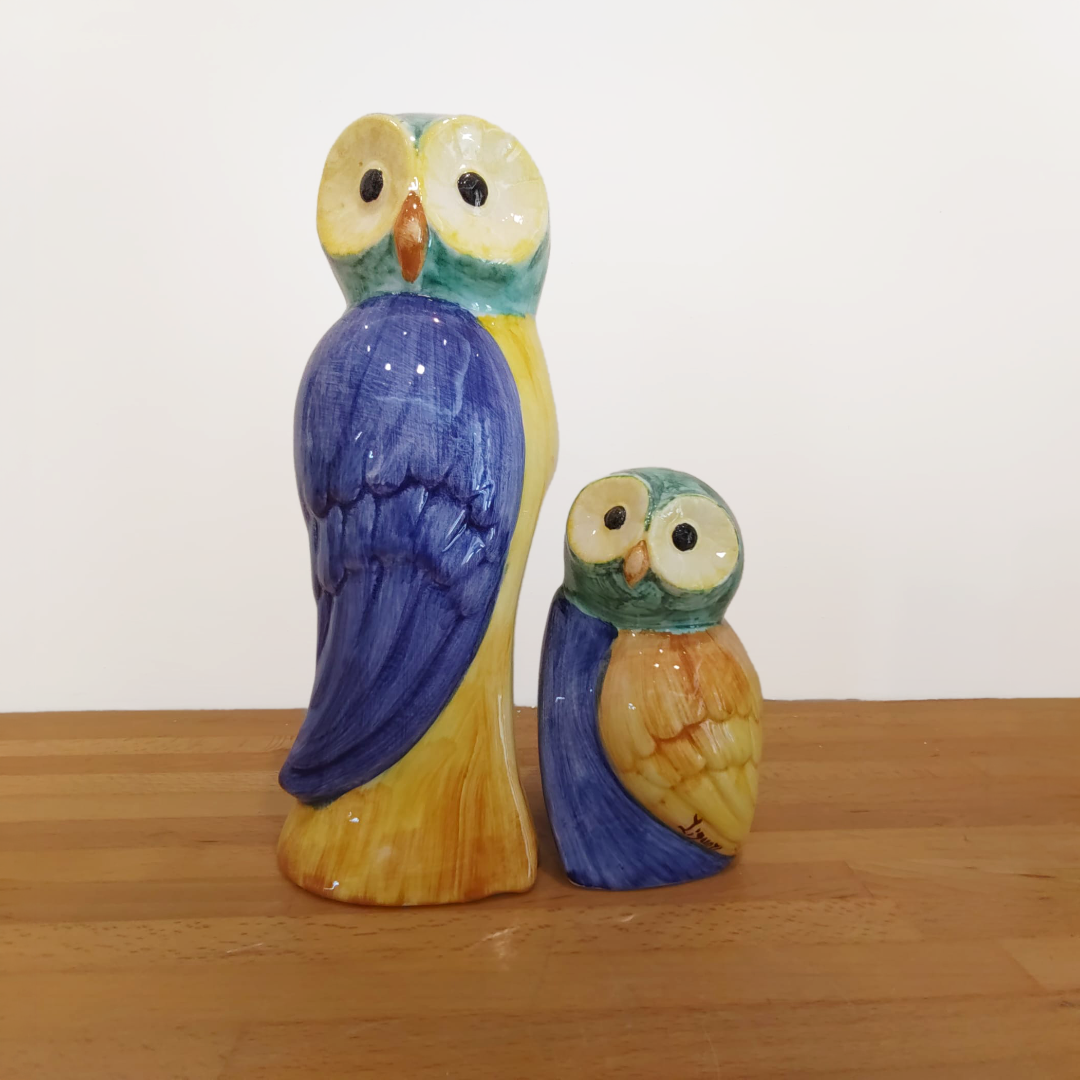 Coppia di gufi in ceramica artigianale dipinti a mano