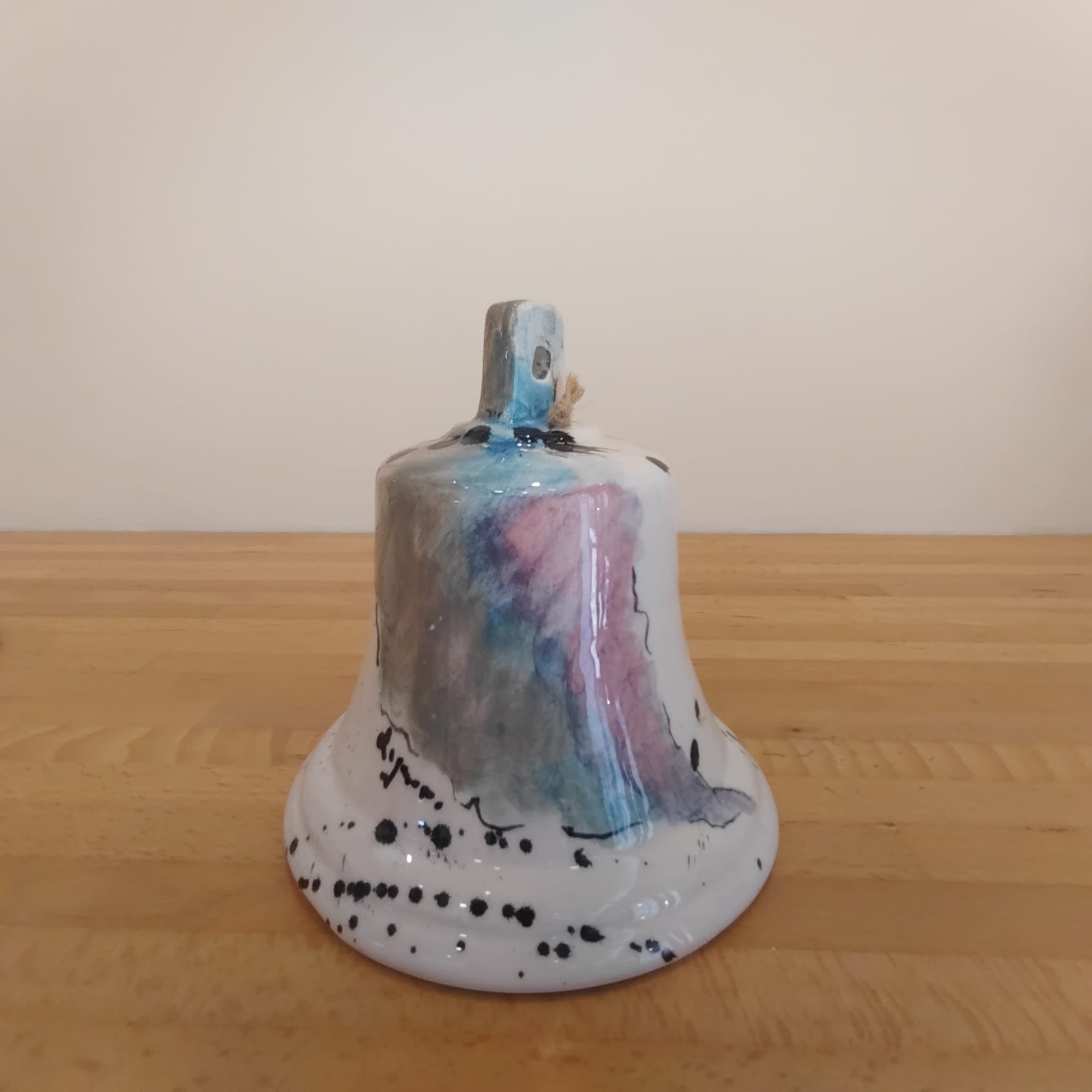 Campana di Pasqua in ceramica moderna decorata a mano