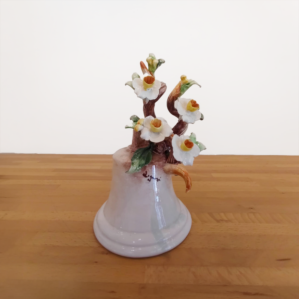 Campana decorativa in ceramica con fiori e foglie