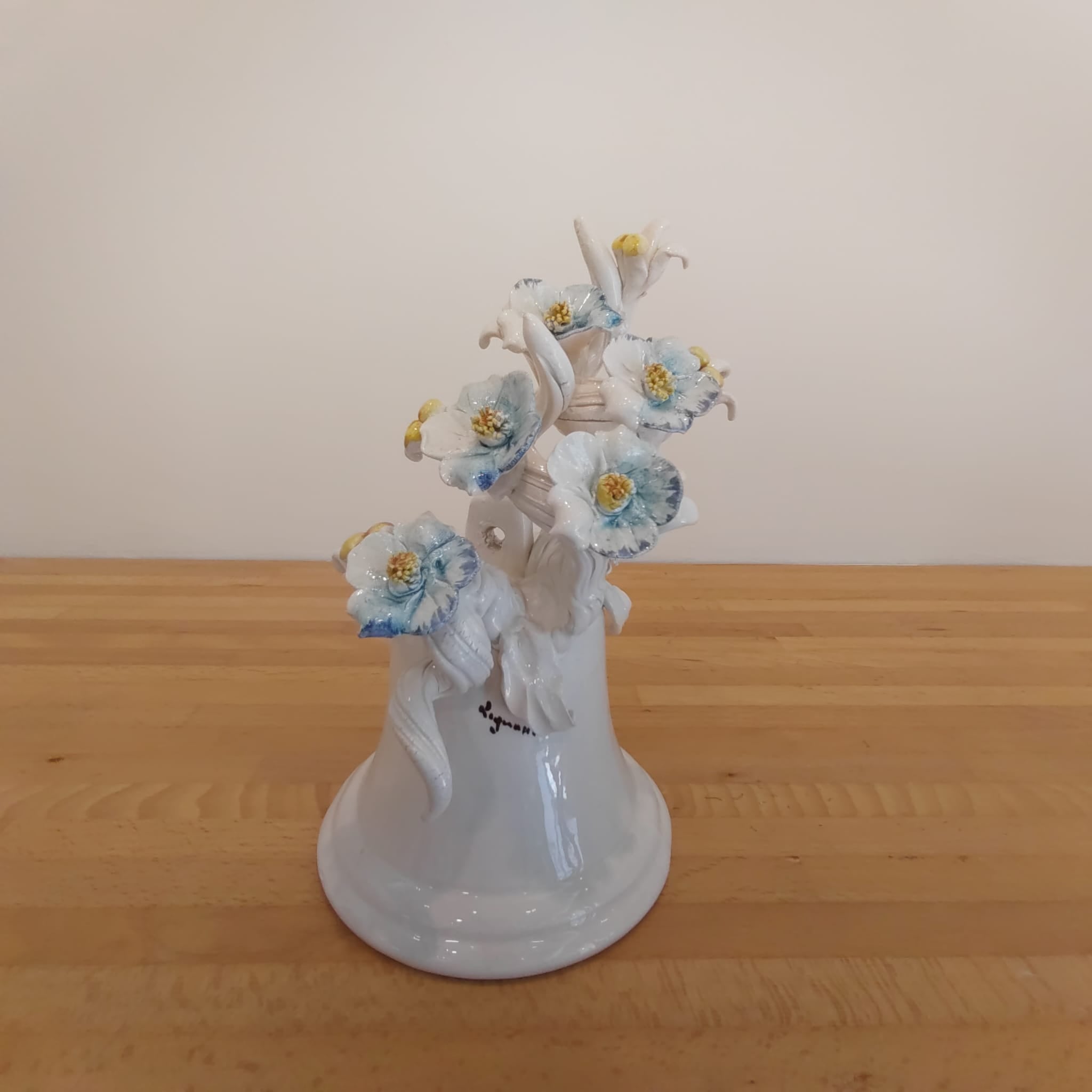 Campana decorativa in ceramica con fiori