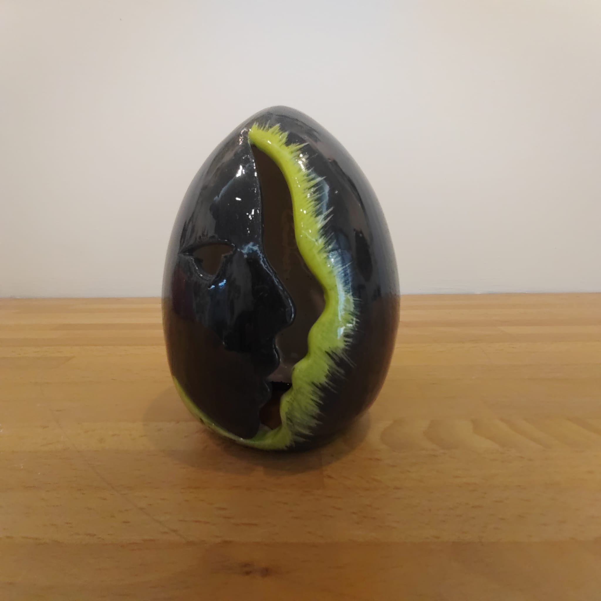 Uovo di Pasqua in ceramica con taglio profilo 13 cm