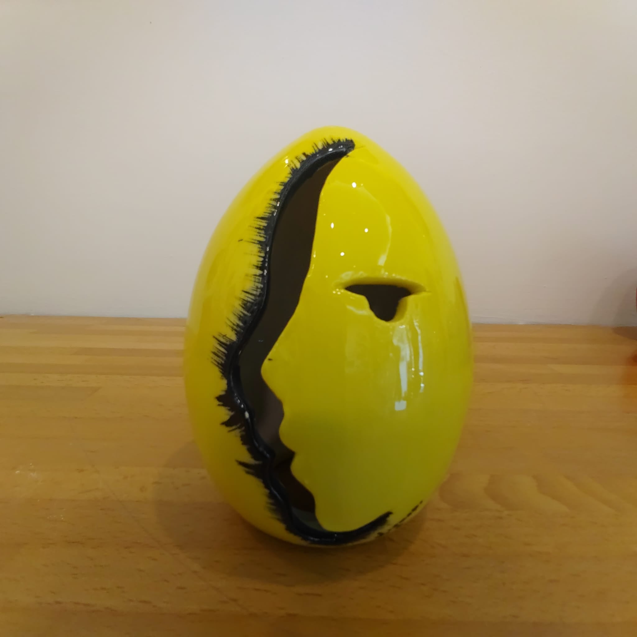 Uovo di Pasqua in ceramica con taglio profilo 13 cm