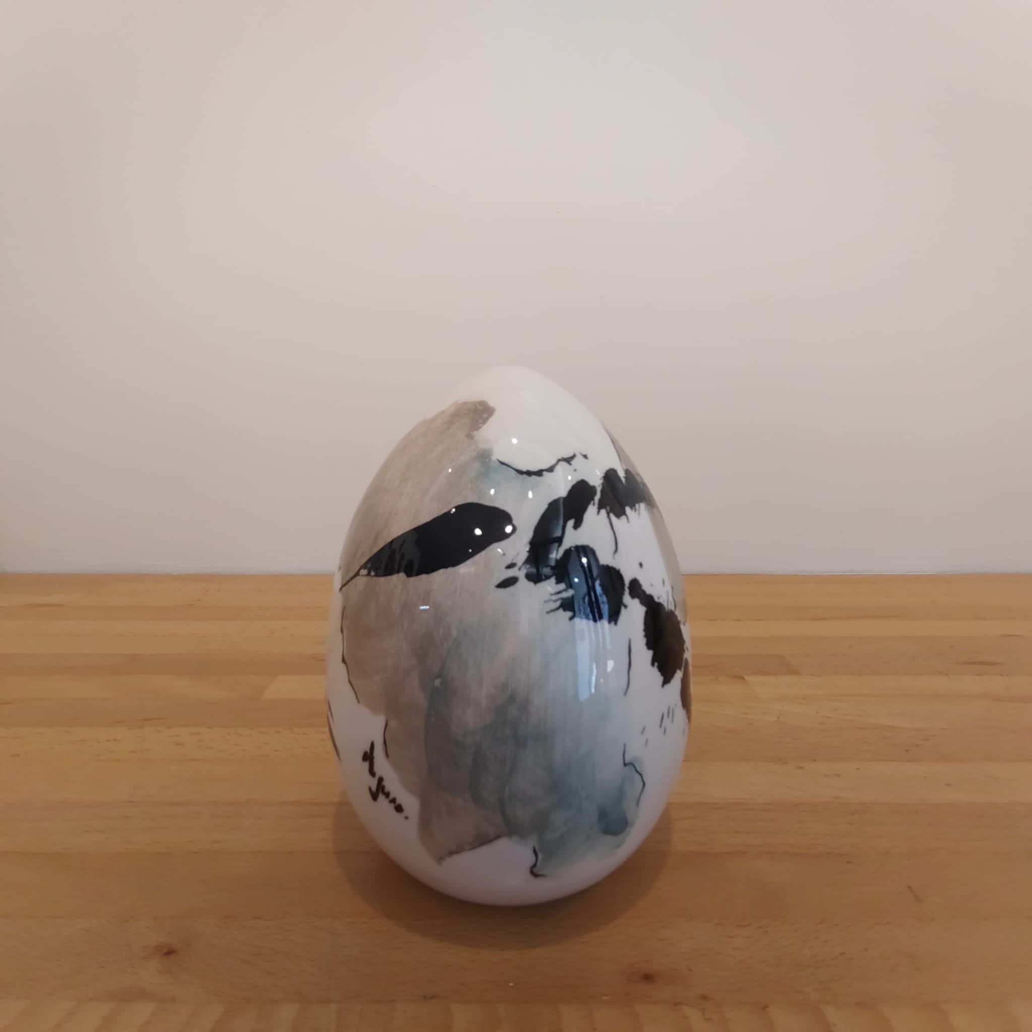 Uovo di Pasqua in ceramica moderna decorata a mano 13 cm