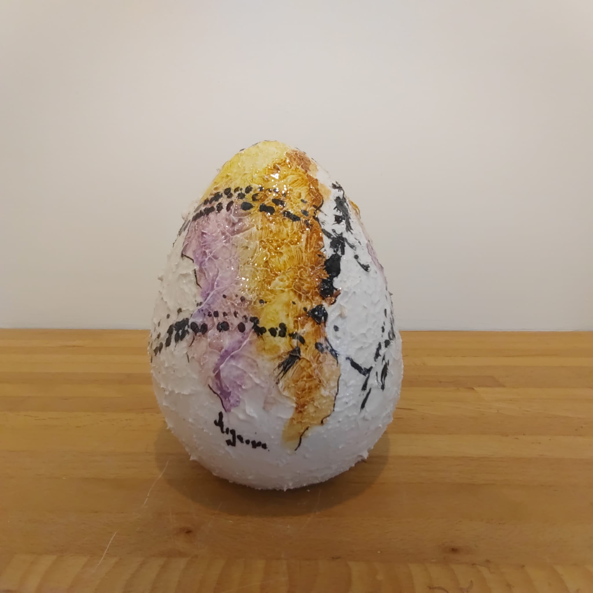 Uova di Pasqua effetto martellato con decorazione moderna 17 cm