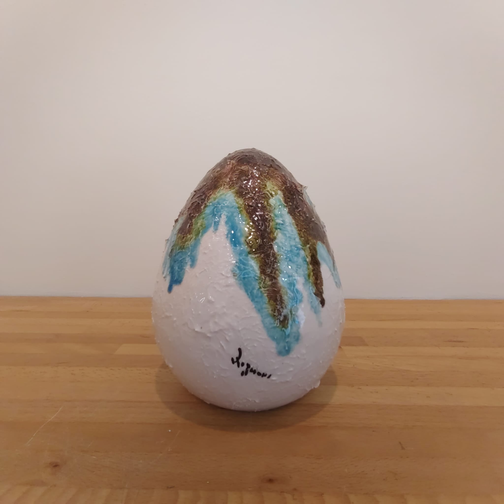 Uova di Pasqua effetto martellato con decorazione moderna 17 cm