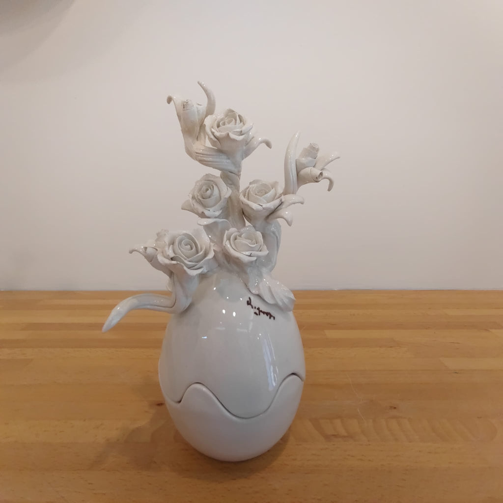 Uovo di Pasqua finitura lucida con fiori scultorei 26 cm
